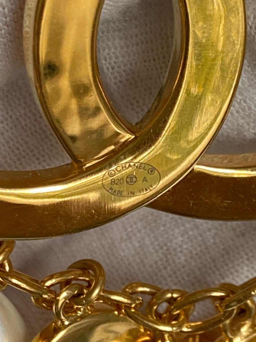 Chanel CC & Button Brooch in Gold and Pearl White