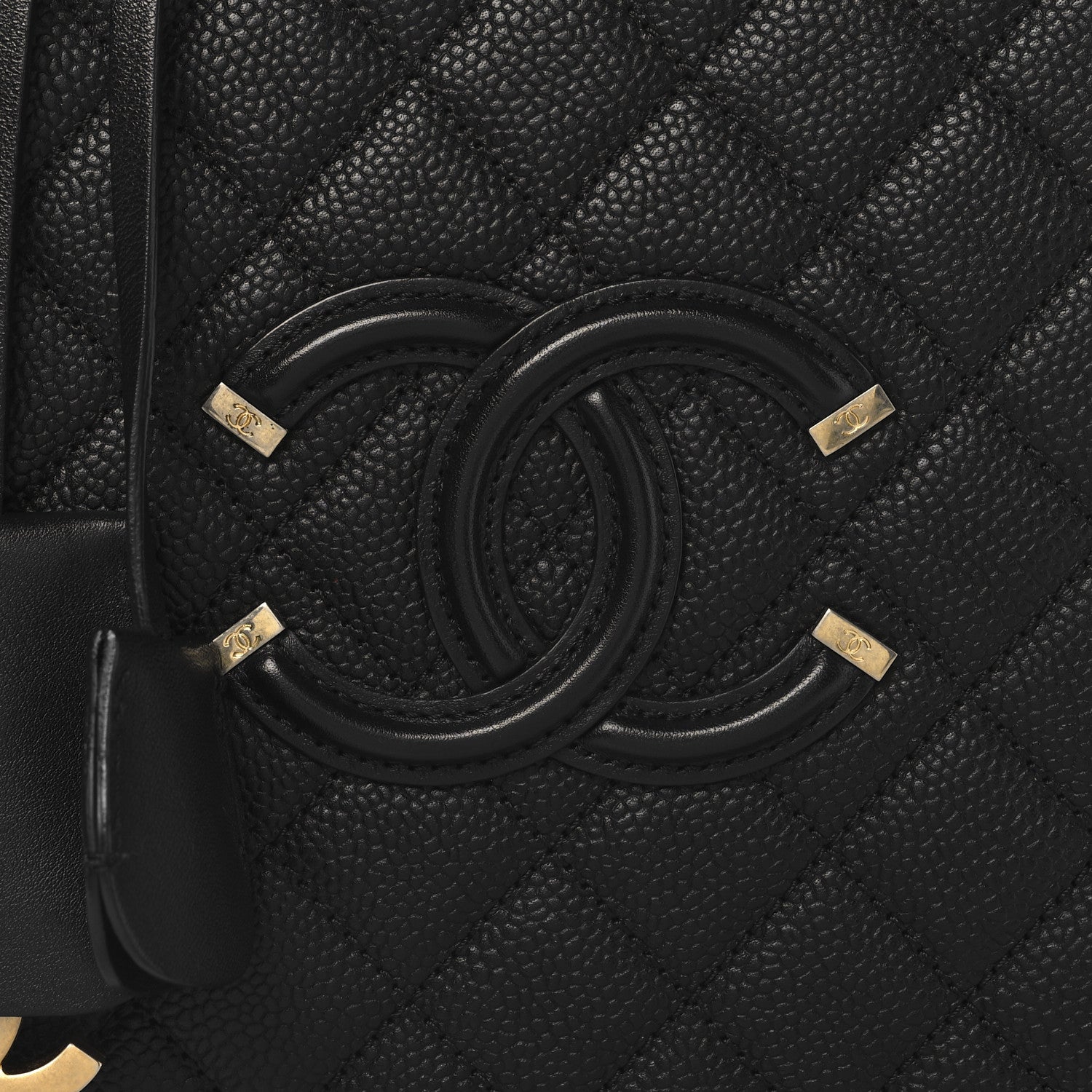 Caviar Quilted Large CC Filigree Vanity Case Black