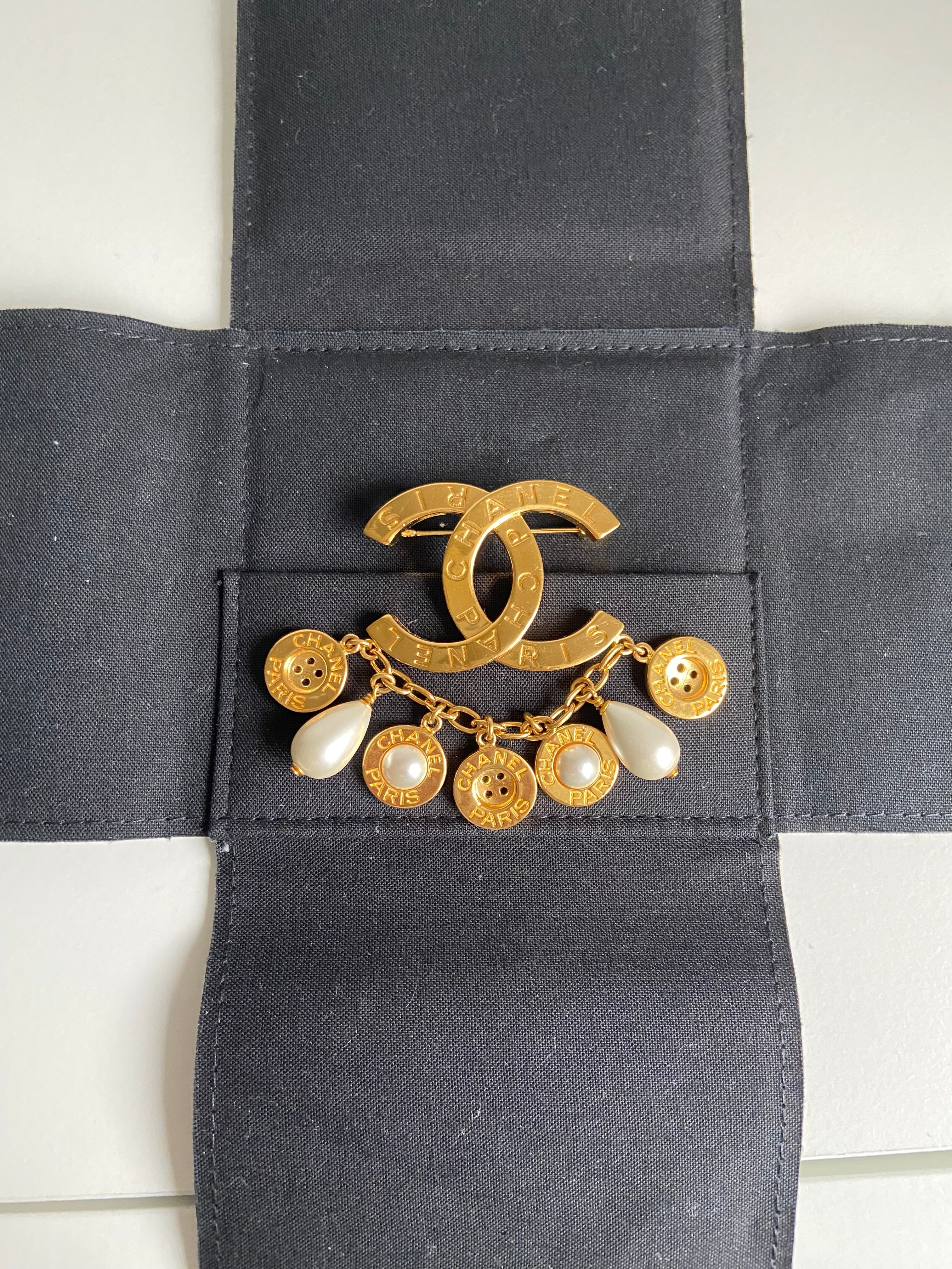 Chanel CC & Button Brooch in Gold and Pearl White