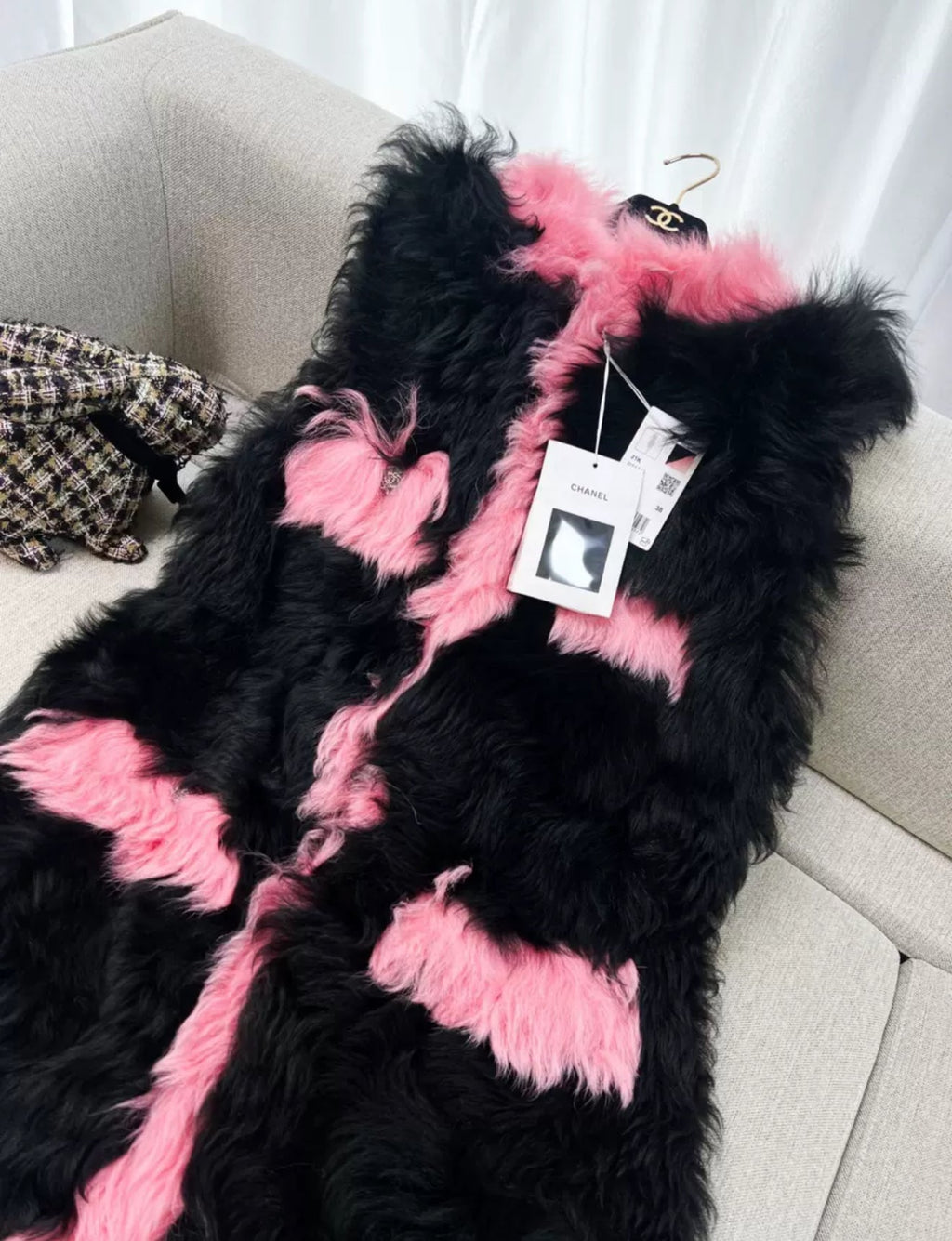 Chanel 21k black & pink fur vest size 38