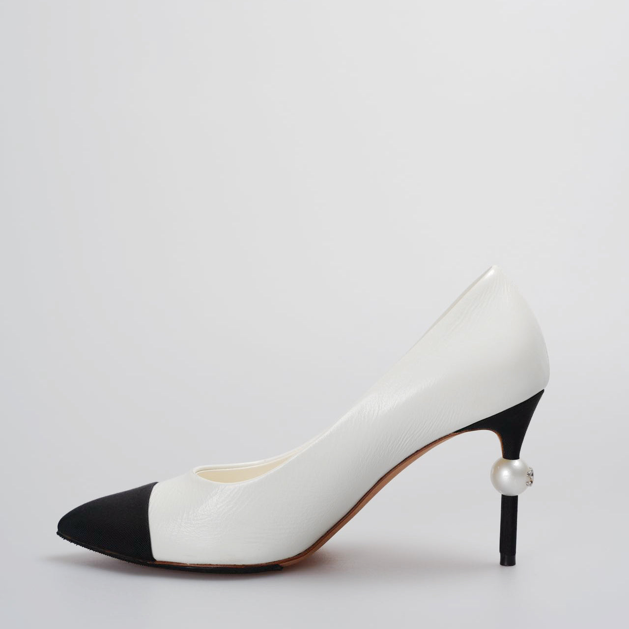 Chanel White Black Pumps with Pearl CC Logo 38