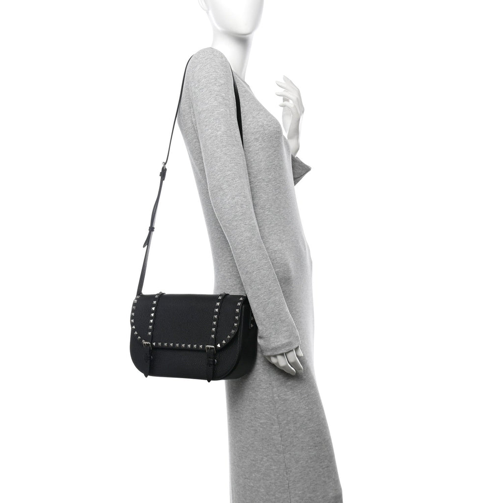 Pebbled Calfskin Large Rockstud Messenger Black