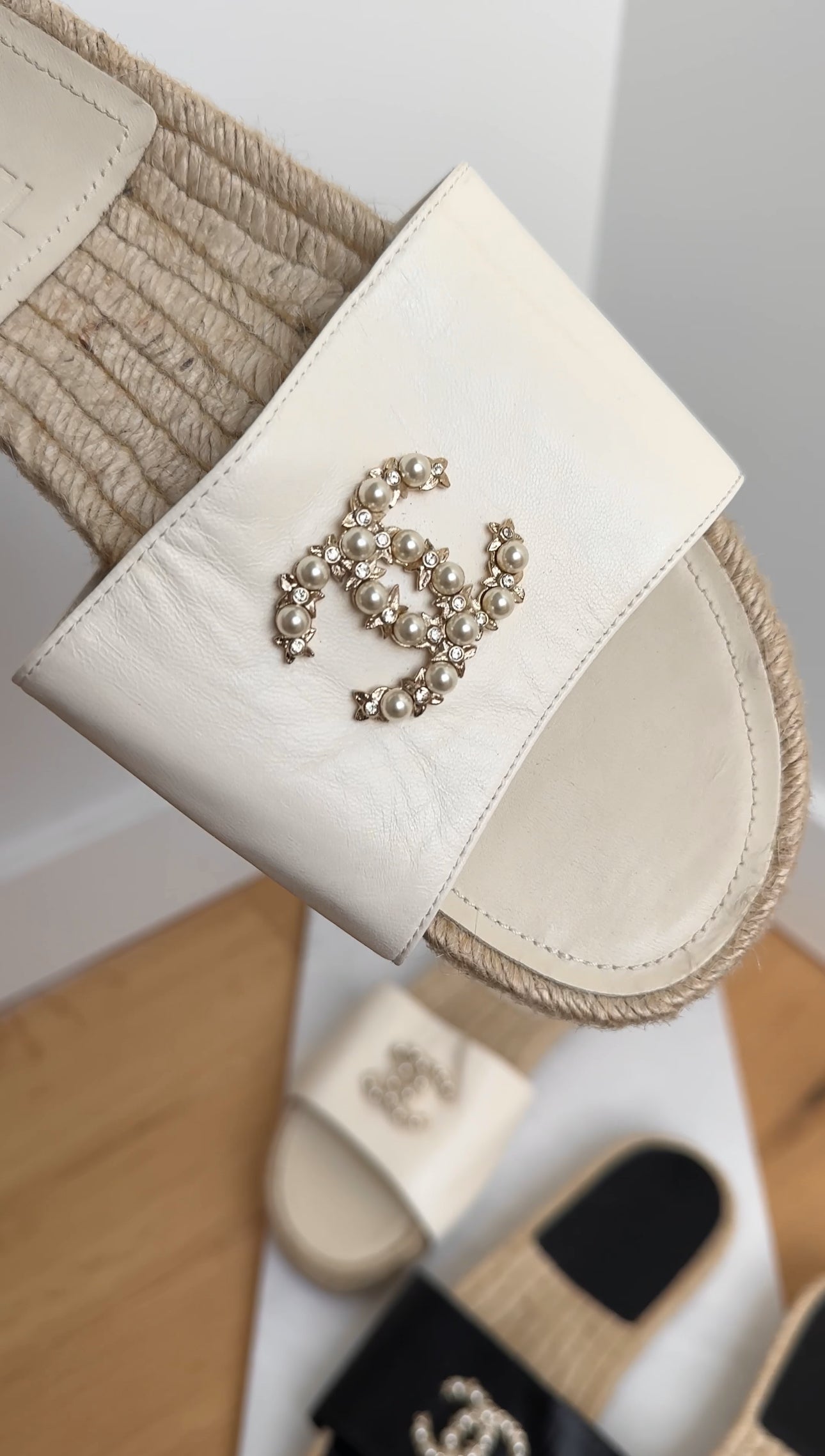 Chanel White Leather CC Flat Espadrille Slides - 37 / 7