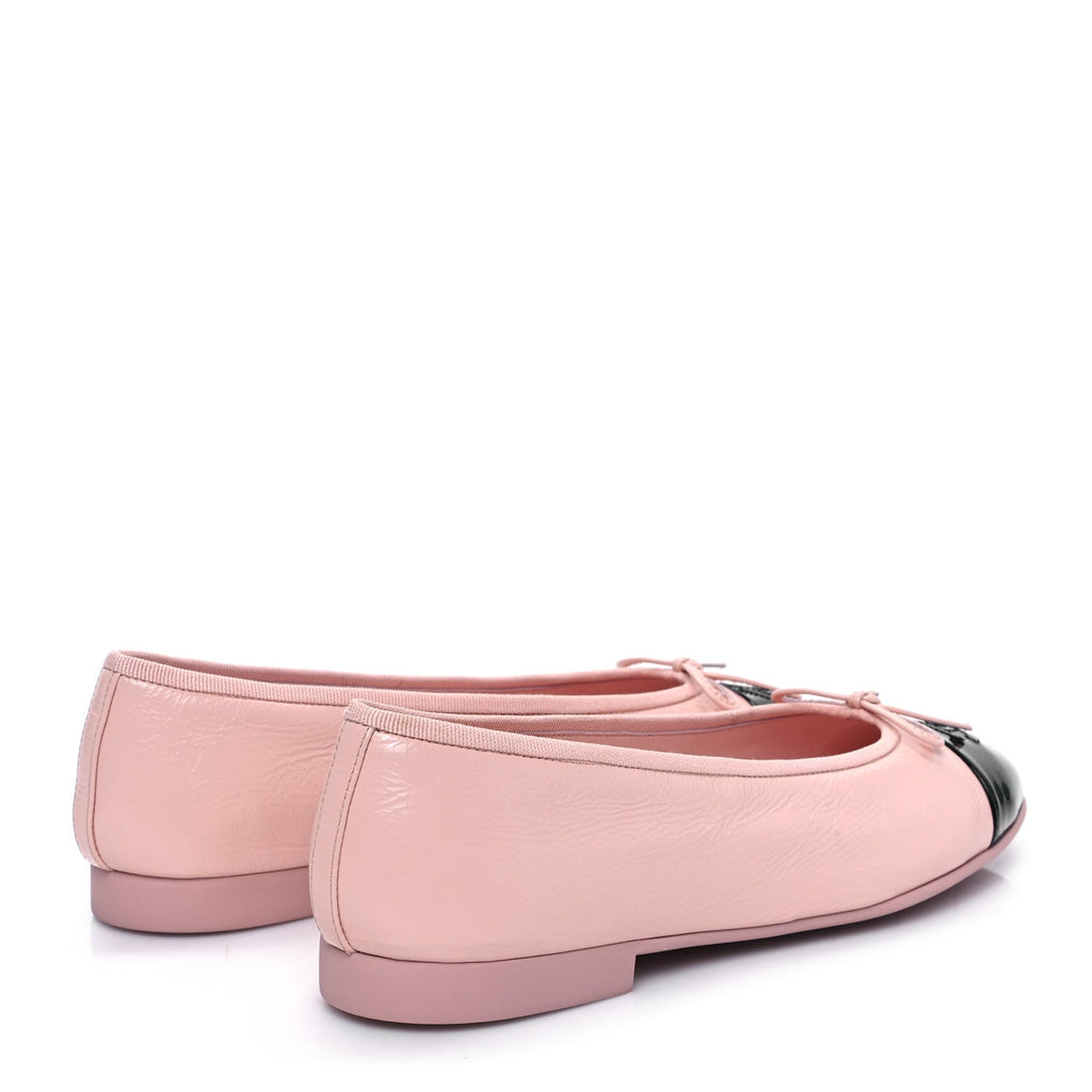 Shiny Crumpled Calfskin Patent CC Cap Toe Ballerina Flats 40 Light Pink Black