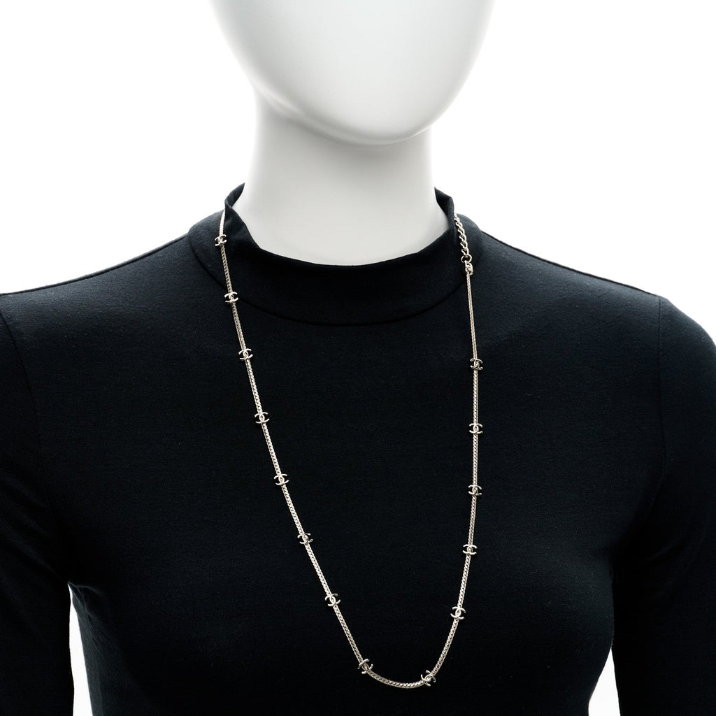 Metal CC Short Chain Necklace Silver