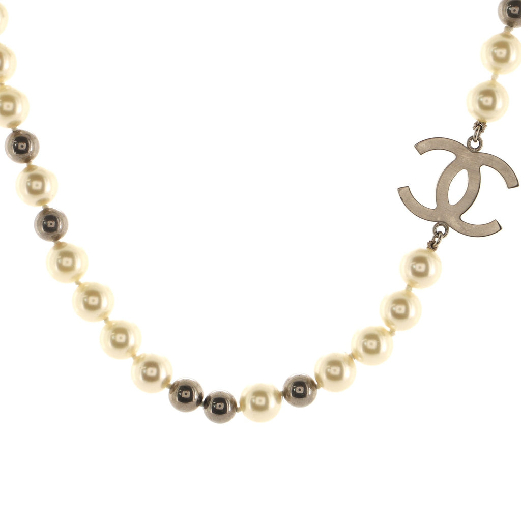 CC Necklace Faux Pearl and Metal Short