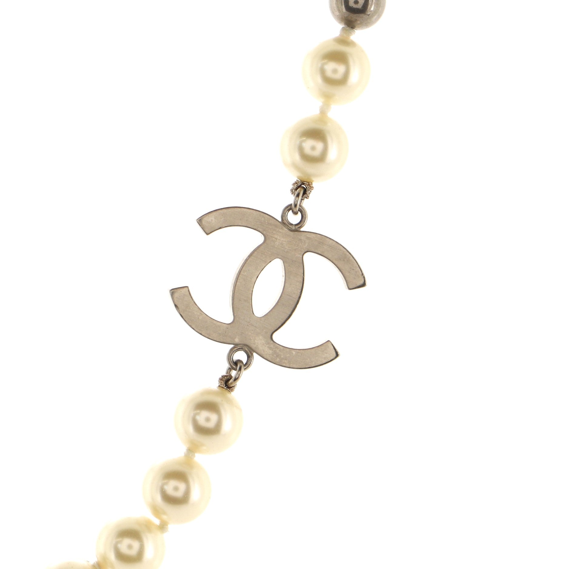 CC Necklace Faux Pearl and Metal Short