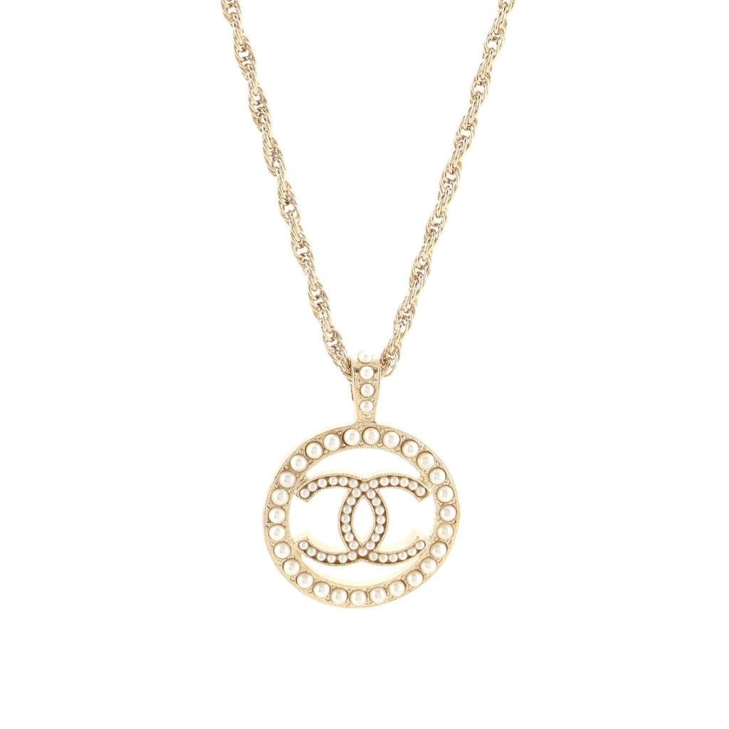 CC Round Pendant Necklace Metal with Faux Pearls
