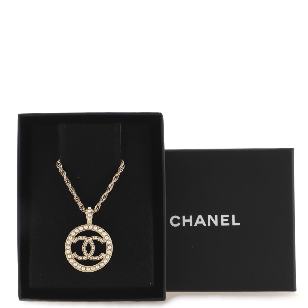 CC Round Pendant Necklace Metal with Faux Pearls