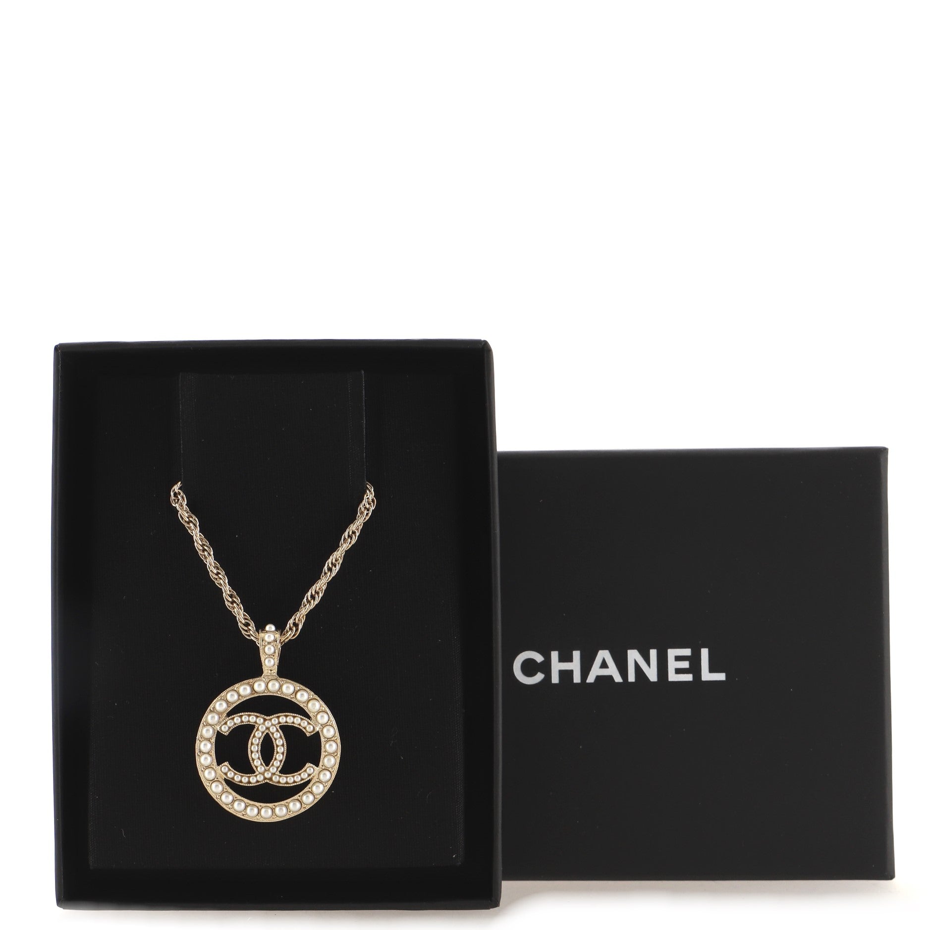CC Round Pendant Necklace Metal with Faux Pearls