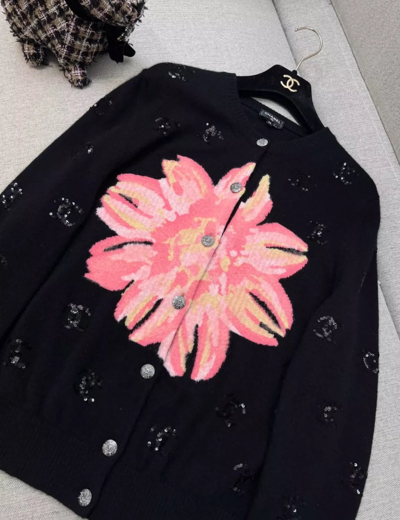 Chanel 24S black igan