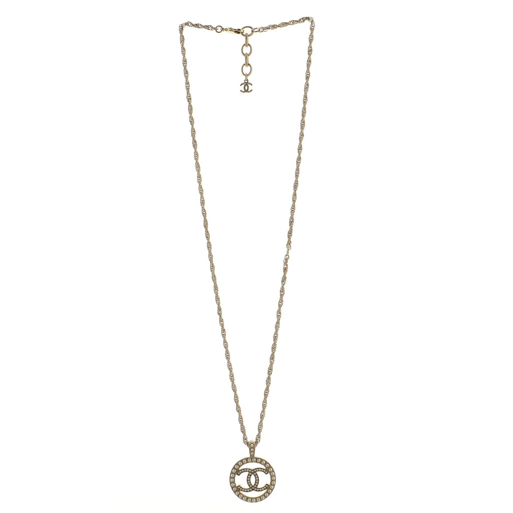 CC Round Pendant Necklace Metal with Faux Pearls