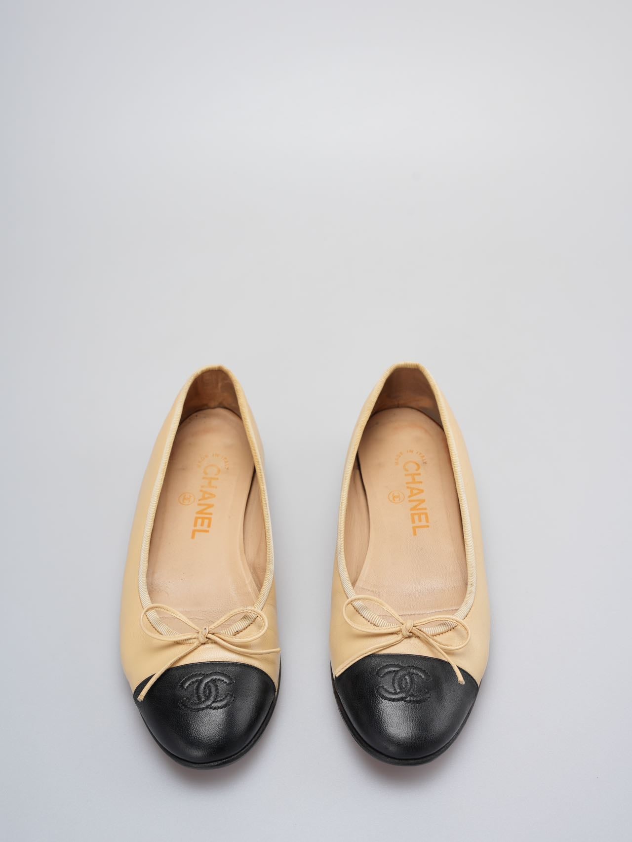 Chanel Beige/Black Leather CC Bow Cap Toe Ballet Flats Size 37 .5
