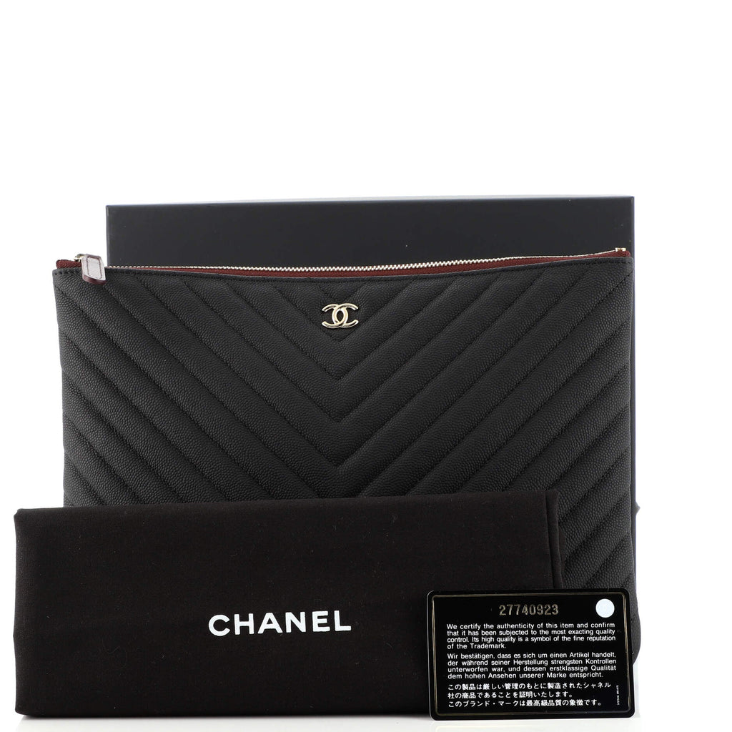 O Case Clutch Chevron Caviar Medium