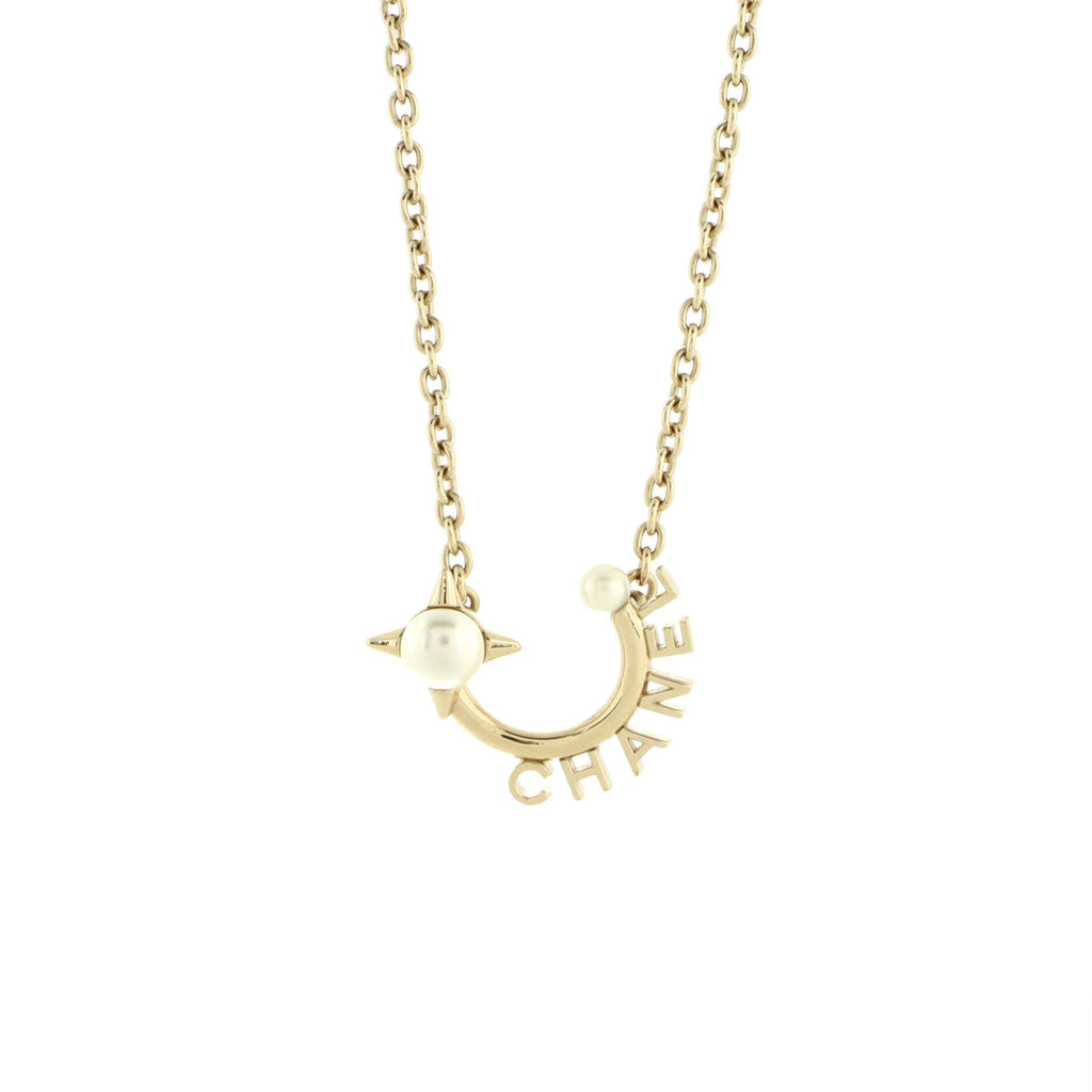 Logo Semicircle Pendant Short Necklace Metal with Faux Pearls