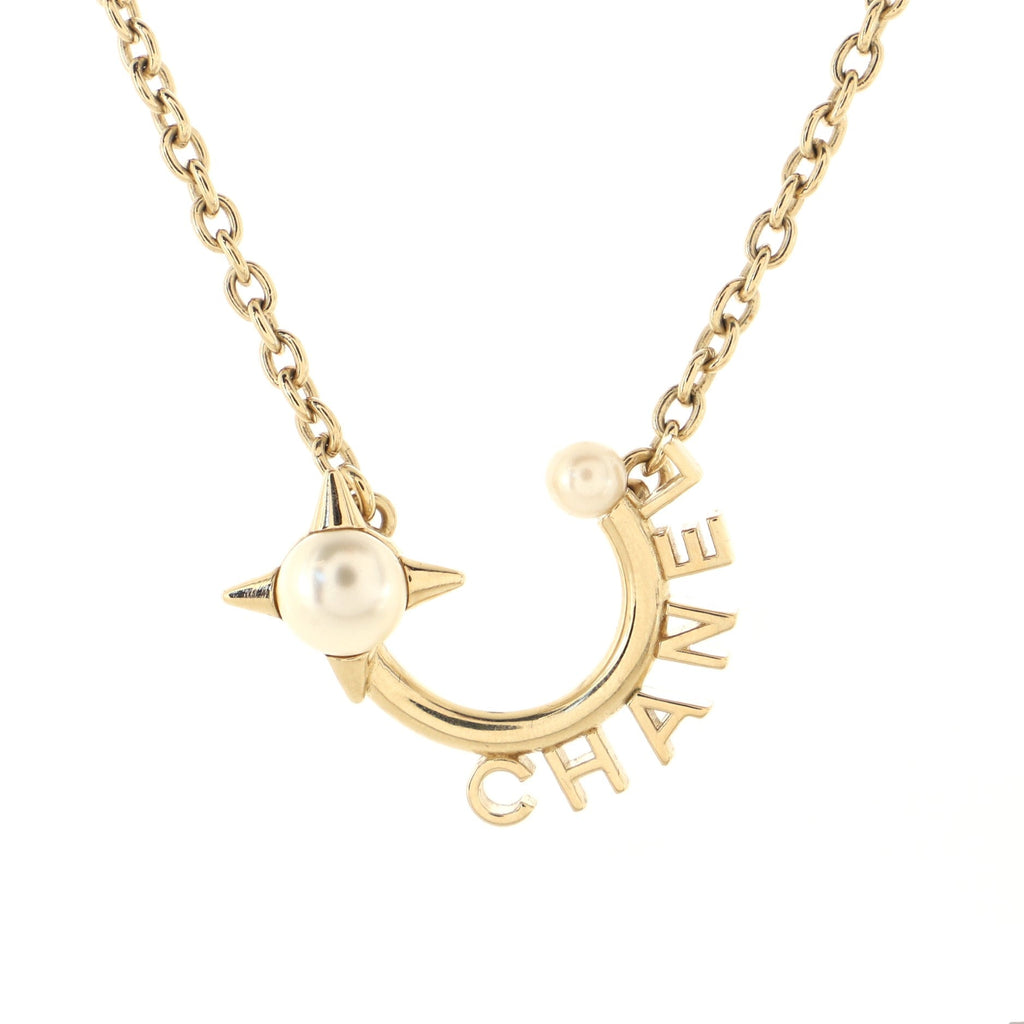 Logo Semicircle Pendant Short Necklace Metal with Faux Pearls