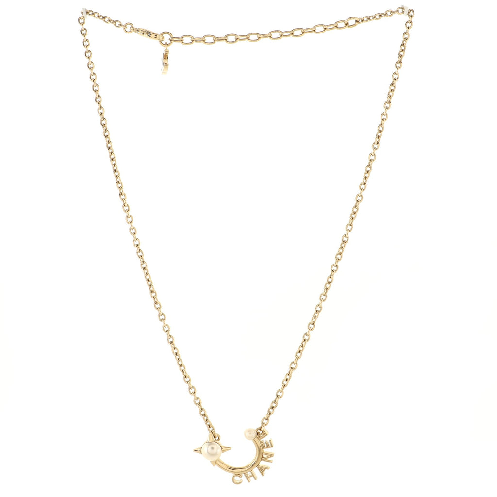 Logo Semicircle Pendant Short Necklace Metal with Faux Pearls