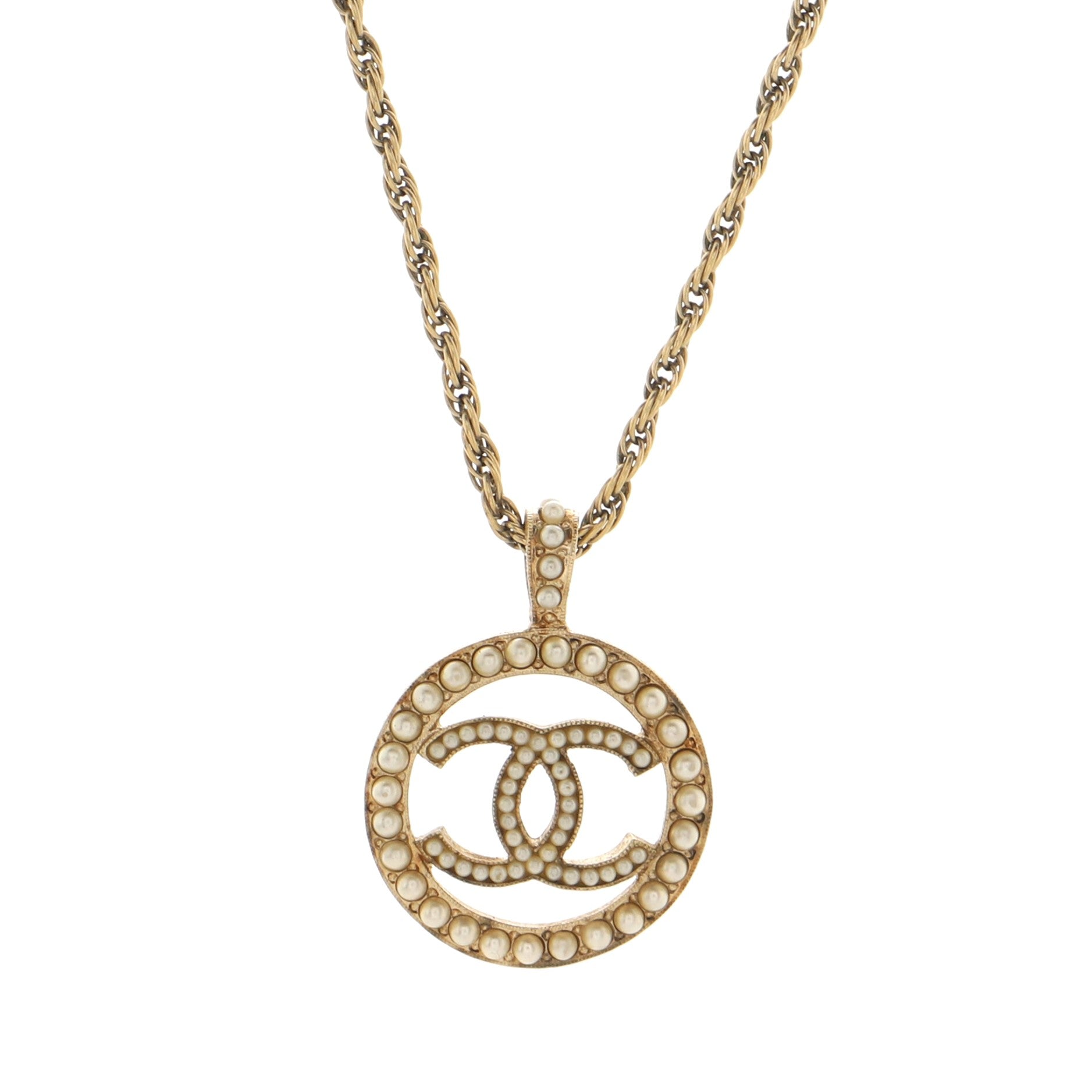 CC Round Pendant Necklace Metal with Faux Pearls