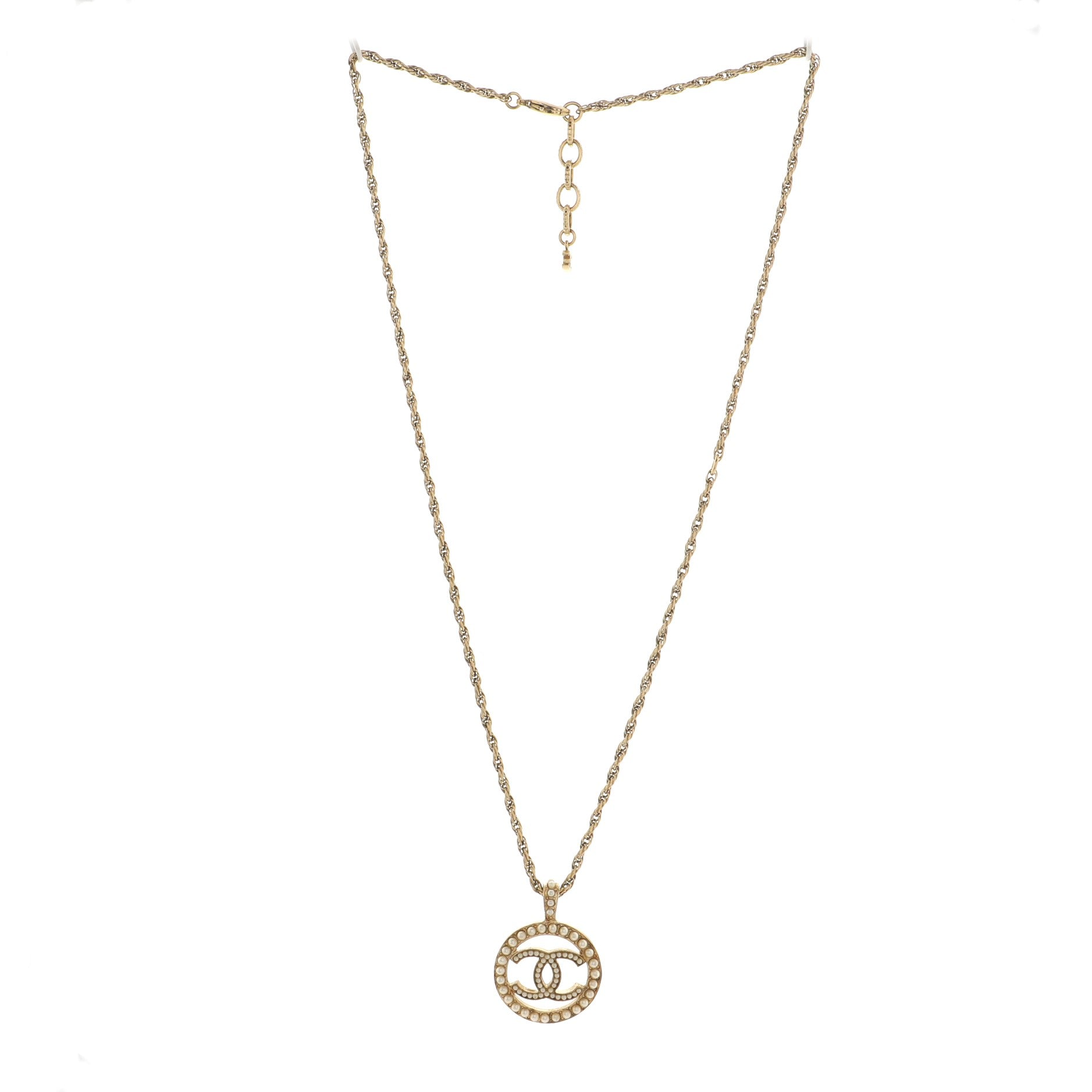 CC Round Pendant Necklace Metal with Faux Pearls