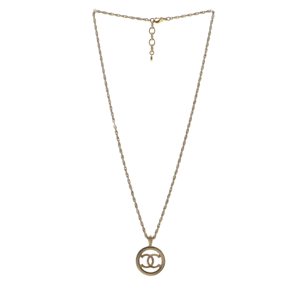 CC Round Pendant Necklace Metal with Faux Pearls