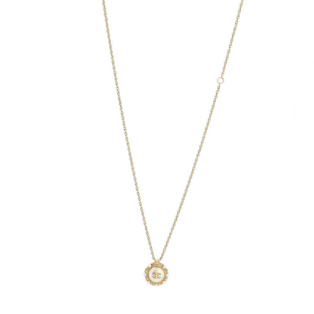 CC Round Pendant Necklace Metal with Faux Pearls