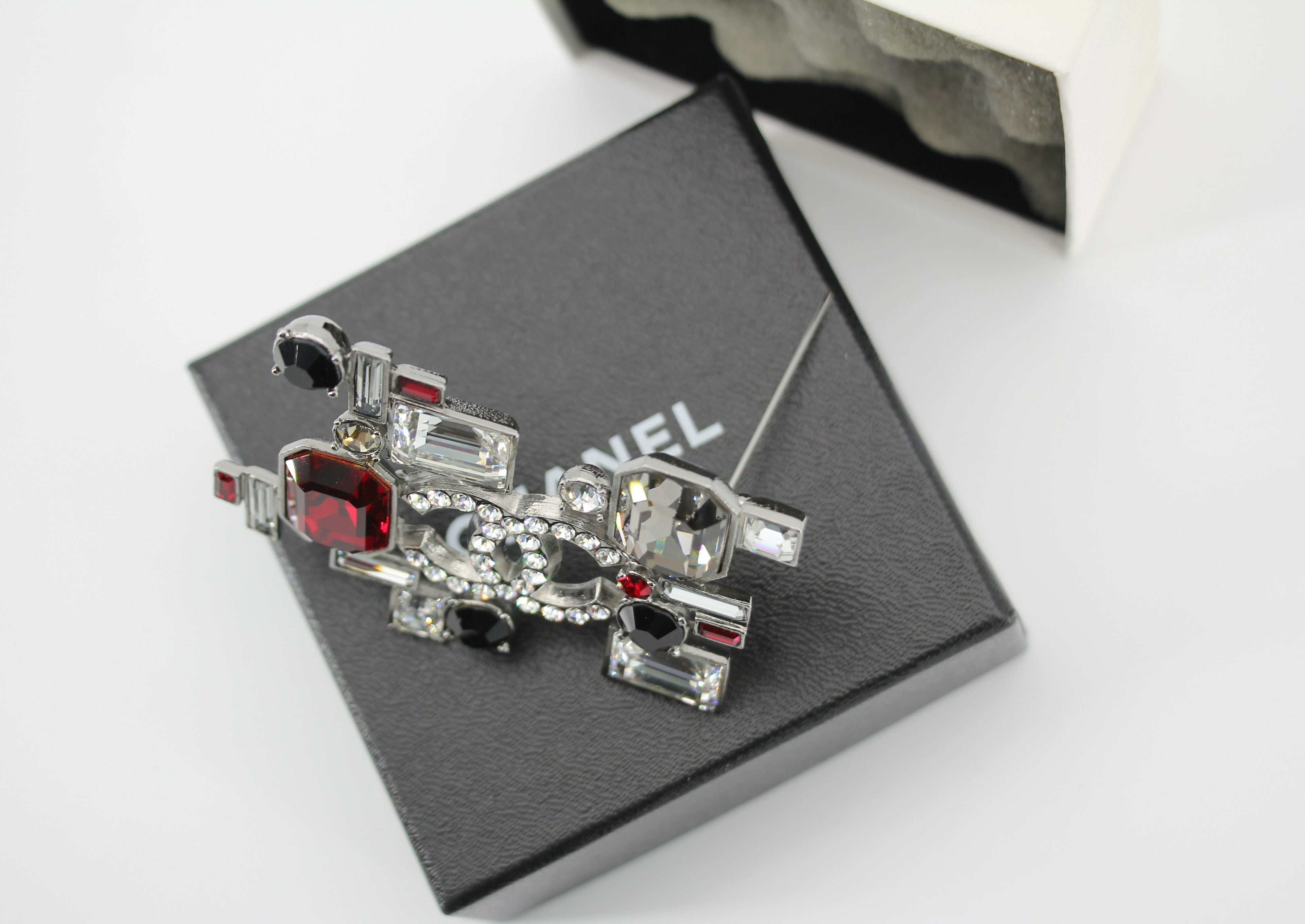 Chanel Vintage 05P Rhinestone Geometric Black And Red Silver Tone Brooch