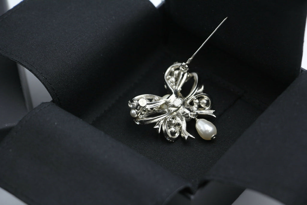 Chanel C20B Imitation Pearl Bow Brooch