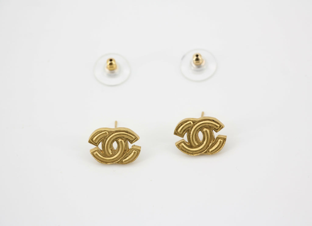 Chanel Vintage 01P Gold-plated Bright Gold CC Clip-on Earrings