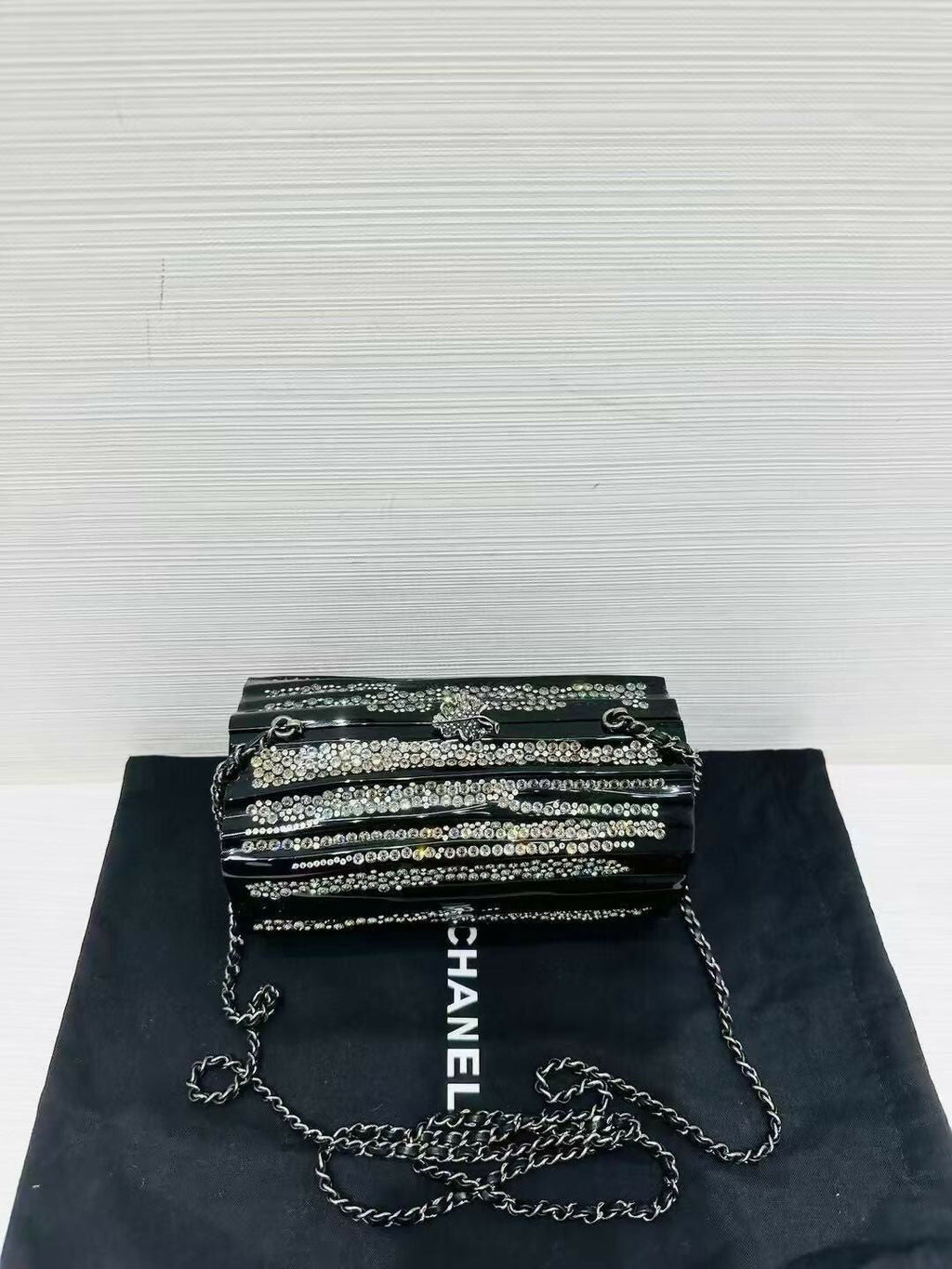 Chanel Fall-Winter 2018-2019 tree stump Plexiglass Strass Minaudiere