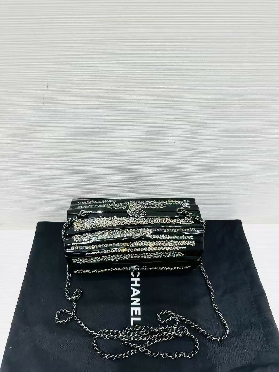 Chanel Fall-Winter 2018-2019 tree stump Plexiglass Strass Minaudiere