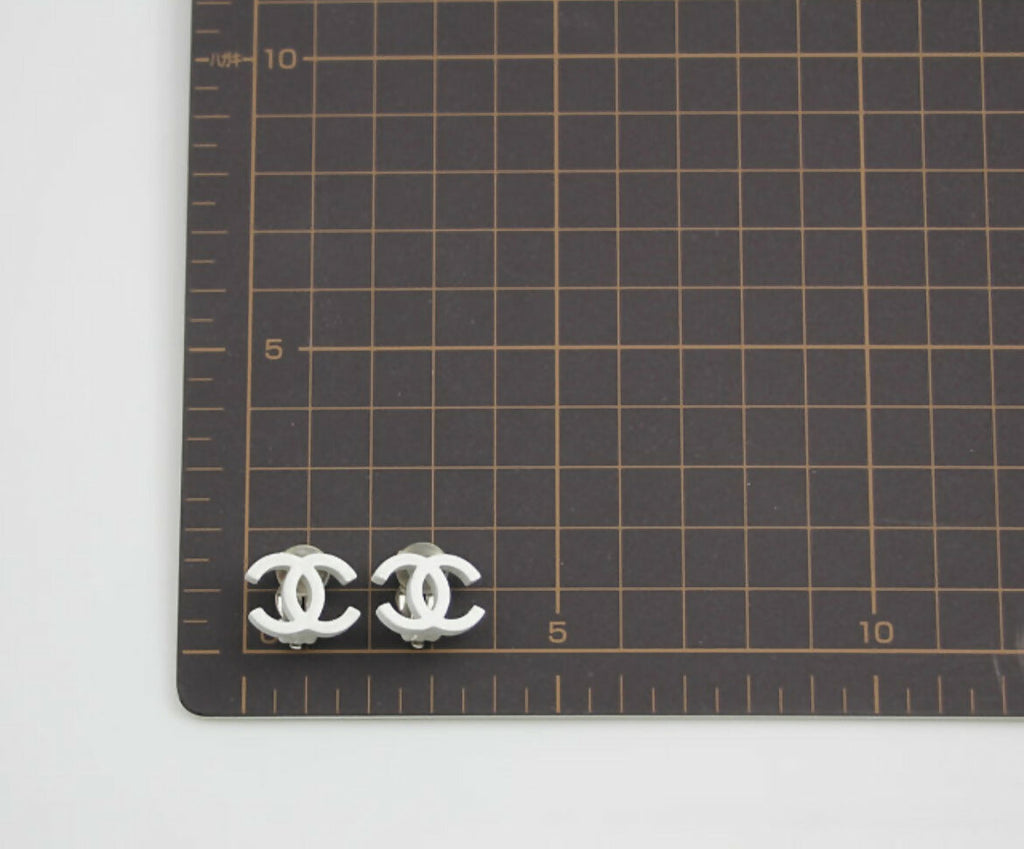 Chanel Vintage 04C Resin All-White Simple Style Clip-on Earrings