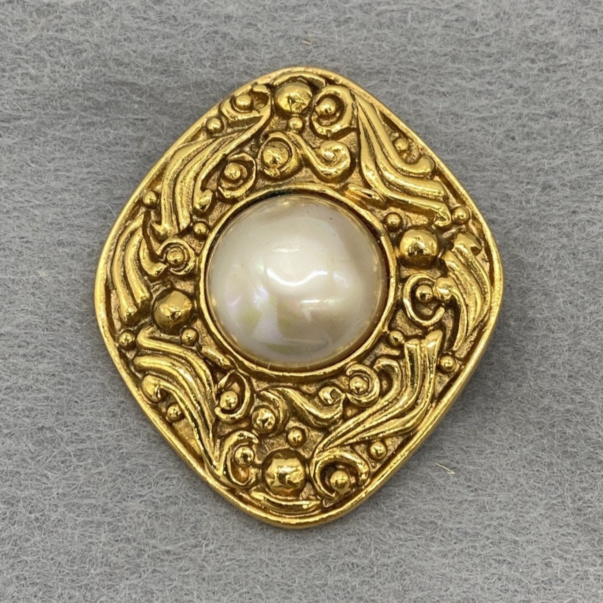 Brooch Metal with Pearl