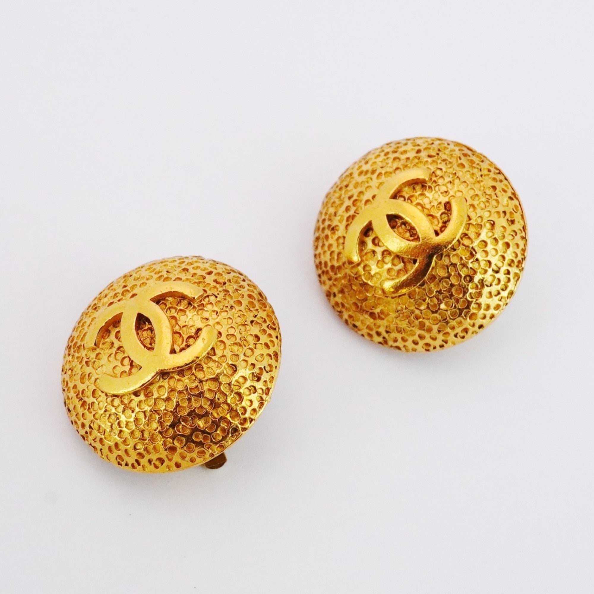 CC Logo Circle Clip-On Earrings Metal Gold-Tone Metal