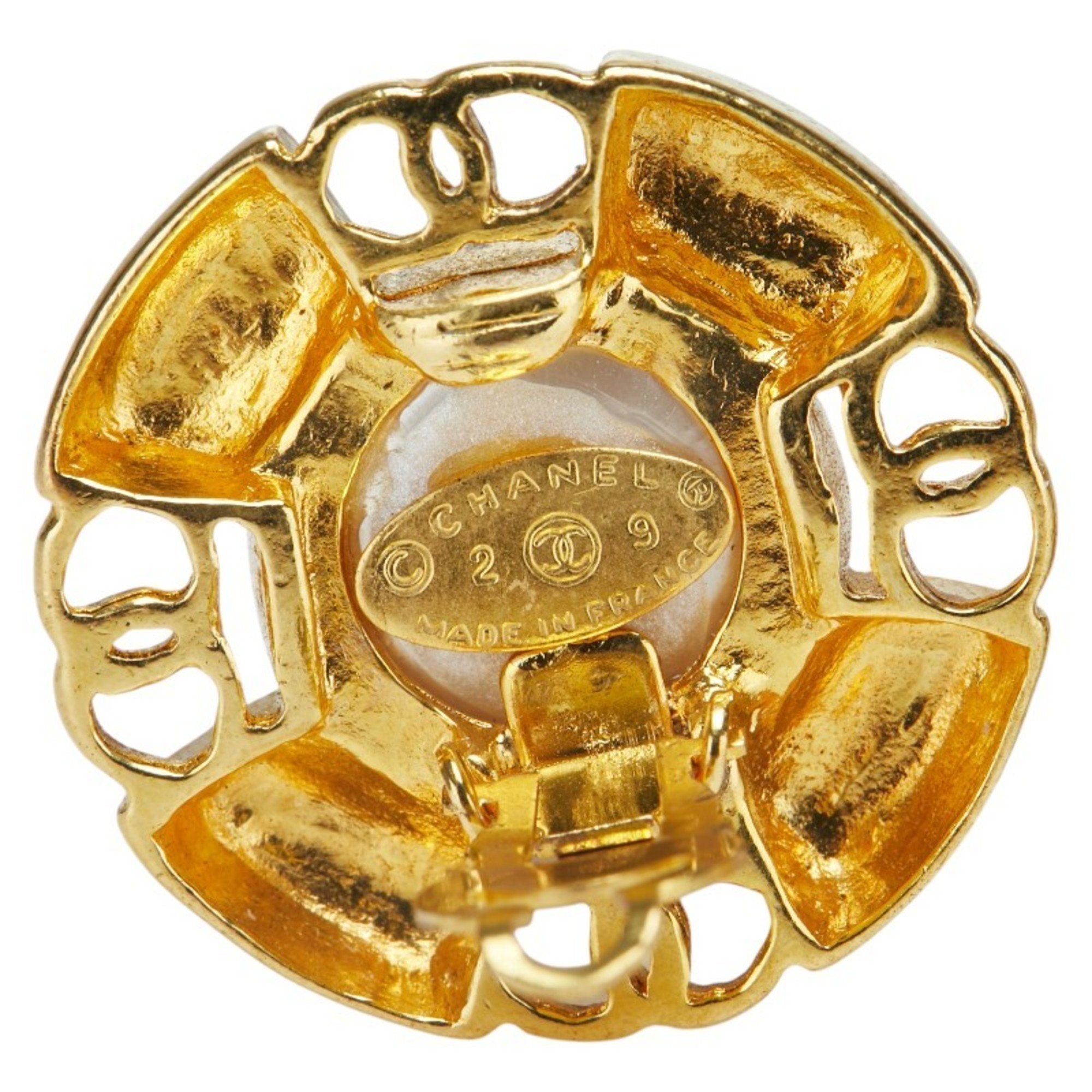 CC Logo Round Clip-On Earrings Metal Gold-Tone Metal