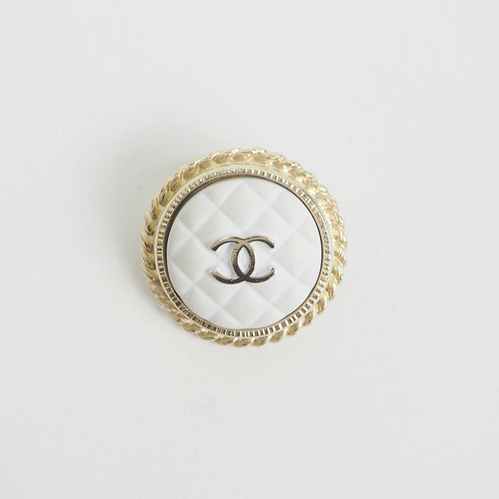Brooch Metal White and Gold Matelasse