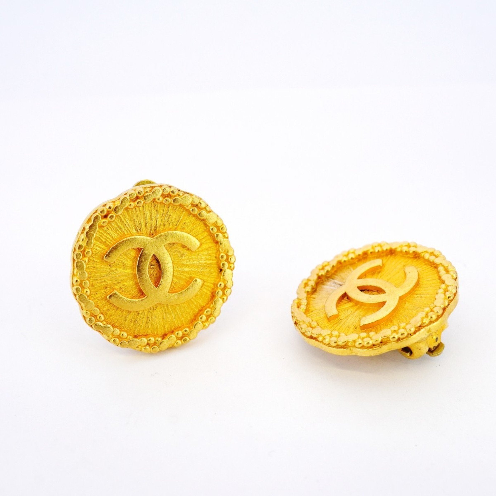 CC Logo Circle Clip-On Earrings Metal Gold-Tone Metal