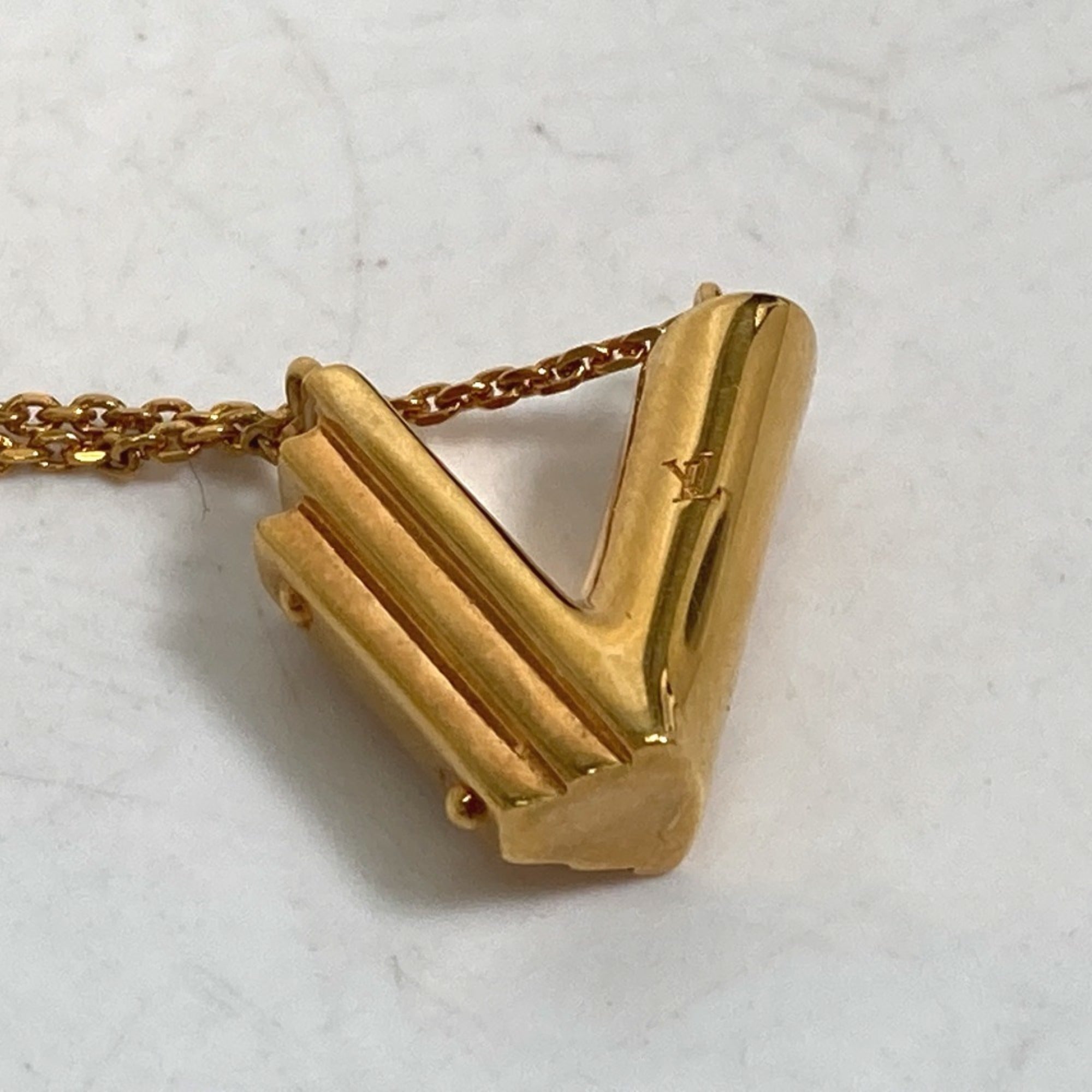 Initial V Pendant Necklace Gold