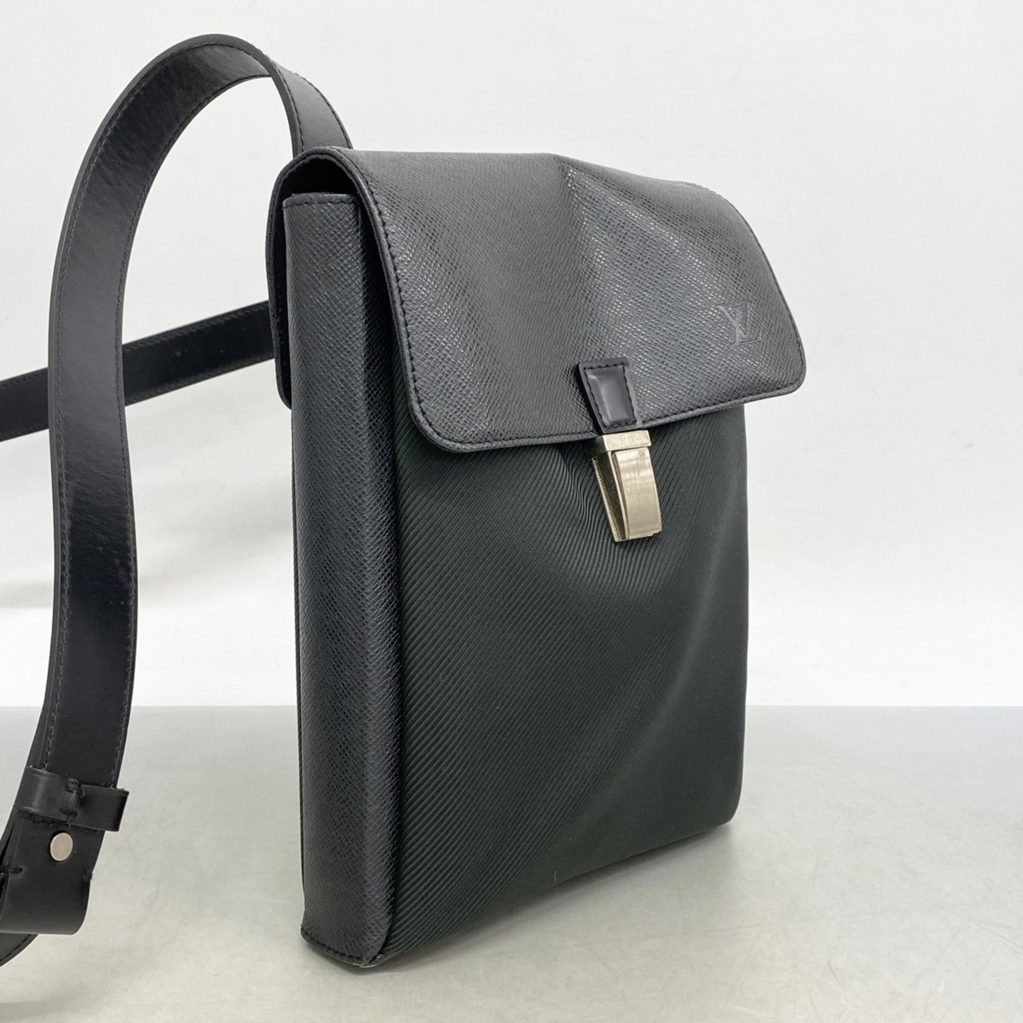 Yaranga Messenger Bag Taiga Leather Medium