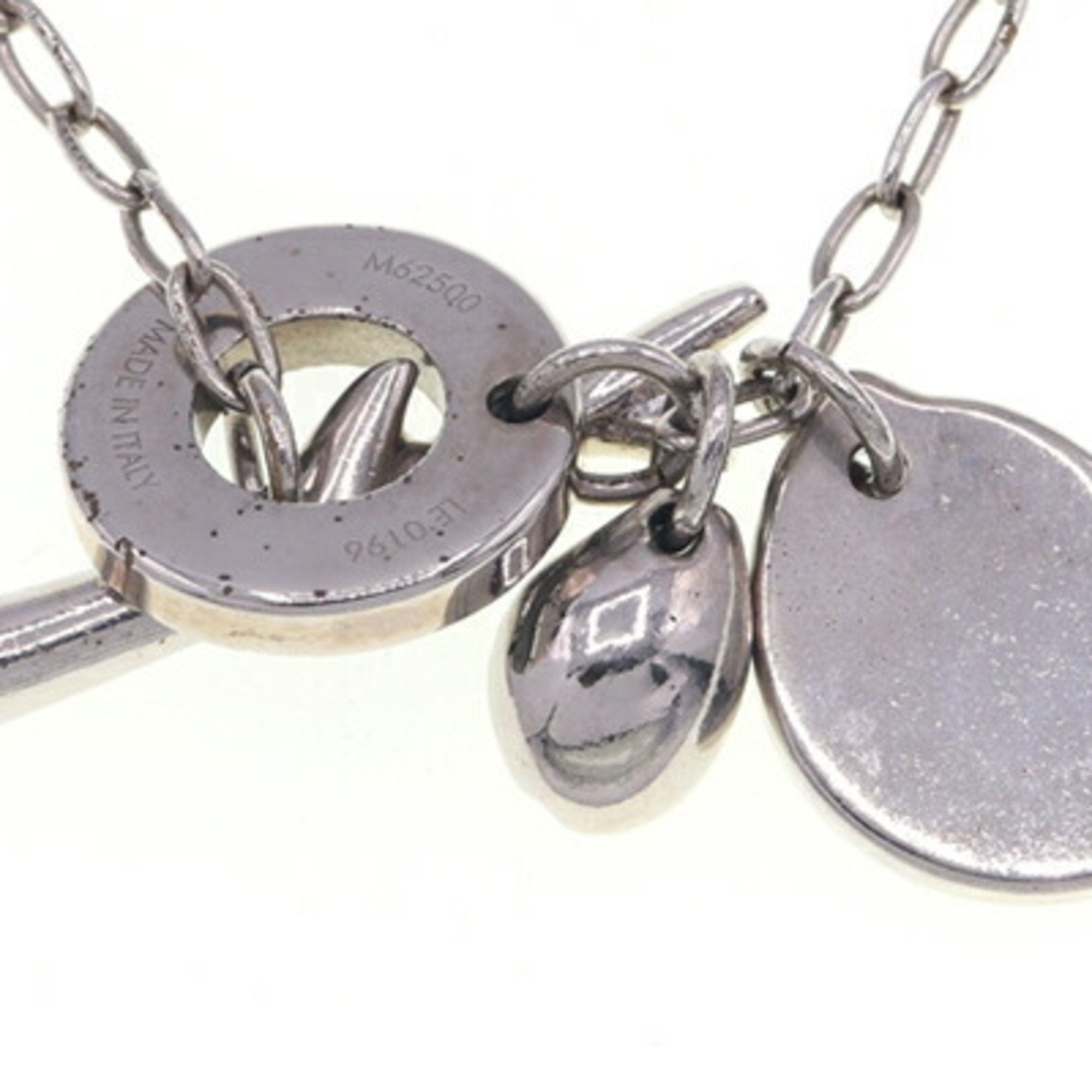 Pendant Necklace Metal and Shell Black and Silver
