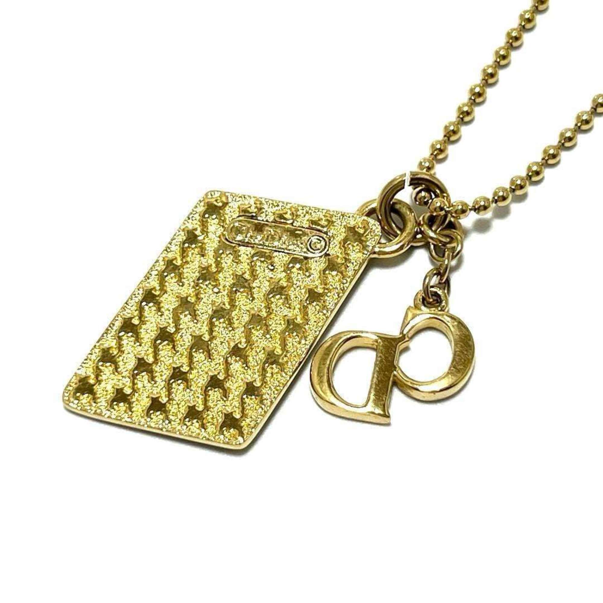Pendant Necklace Metal