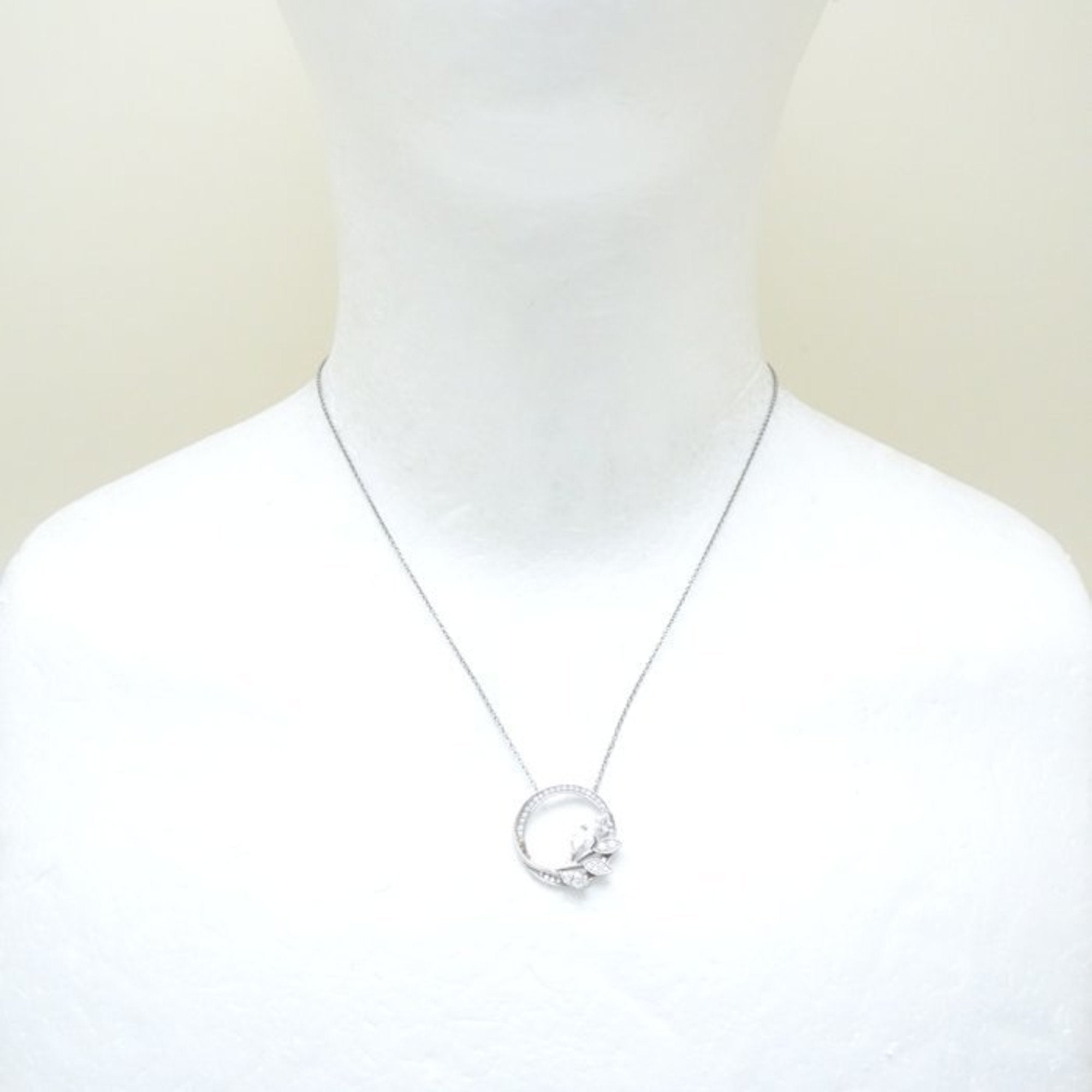 Victoria Pendant Necklace Platinum With Diamond Small