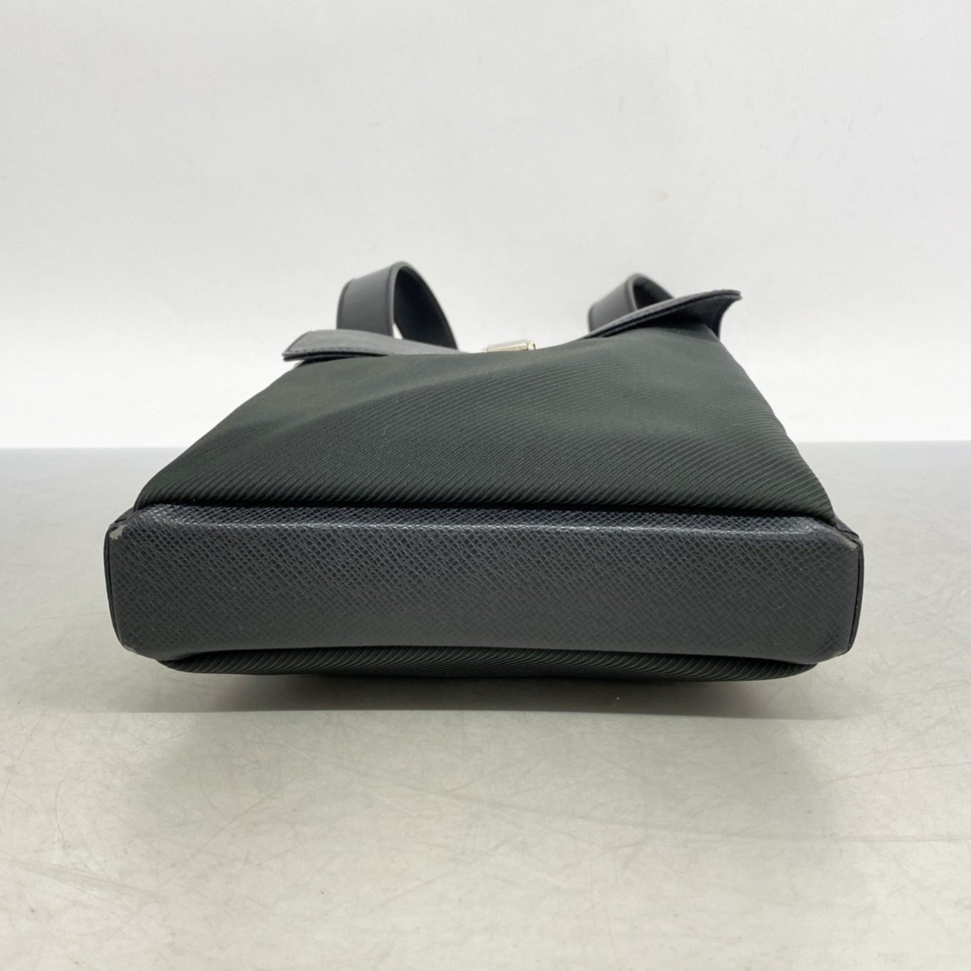 Yaranga Messenger Bag Taiga Leather Medium