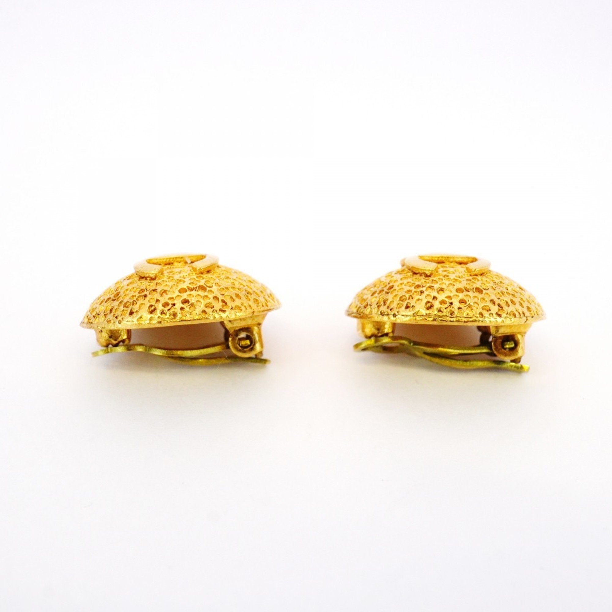 CC Logo Circle Clip-On Earrings Metal Gold-Tone Metal