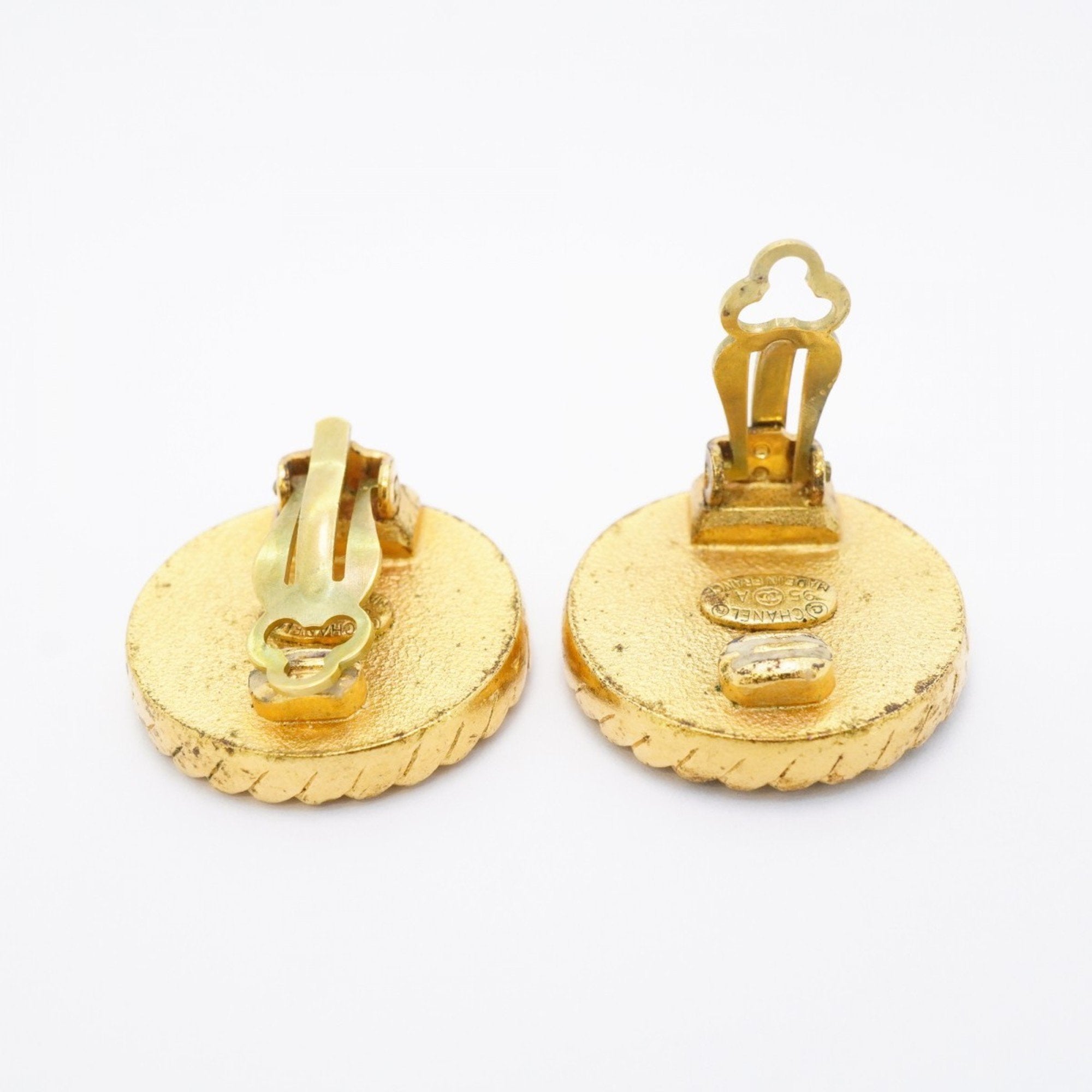 CC Logo Circle Clip-On Earrings Metal Gold-Tone Metal