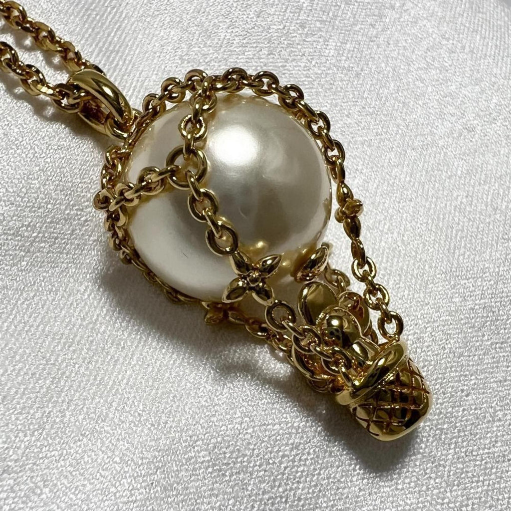 Vivienne Pendant Necklace Metal Gold