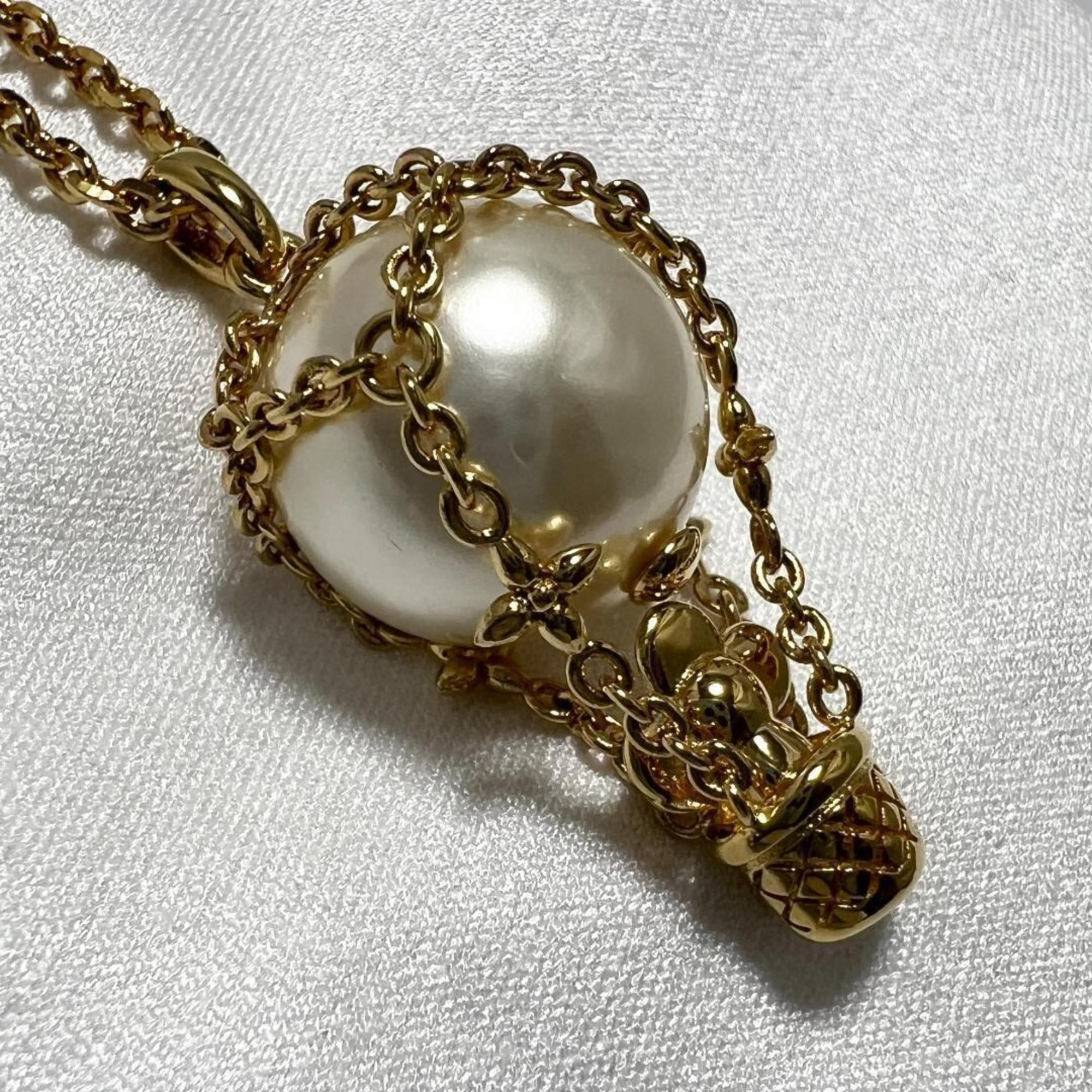Vivienne Pendant Necklace Metal Gold