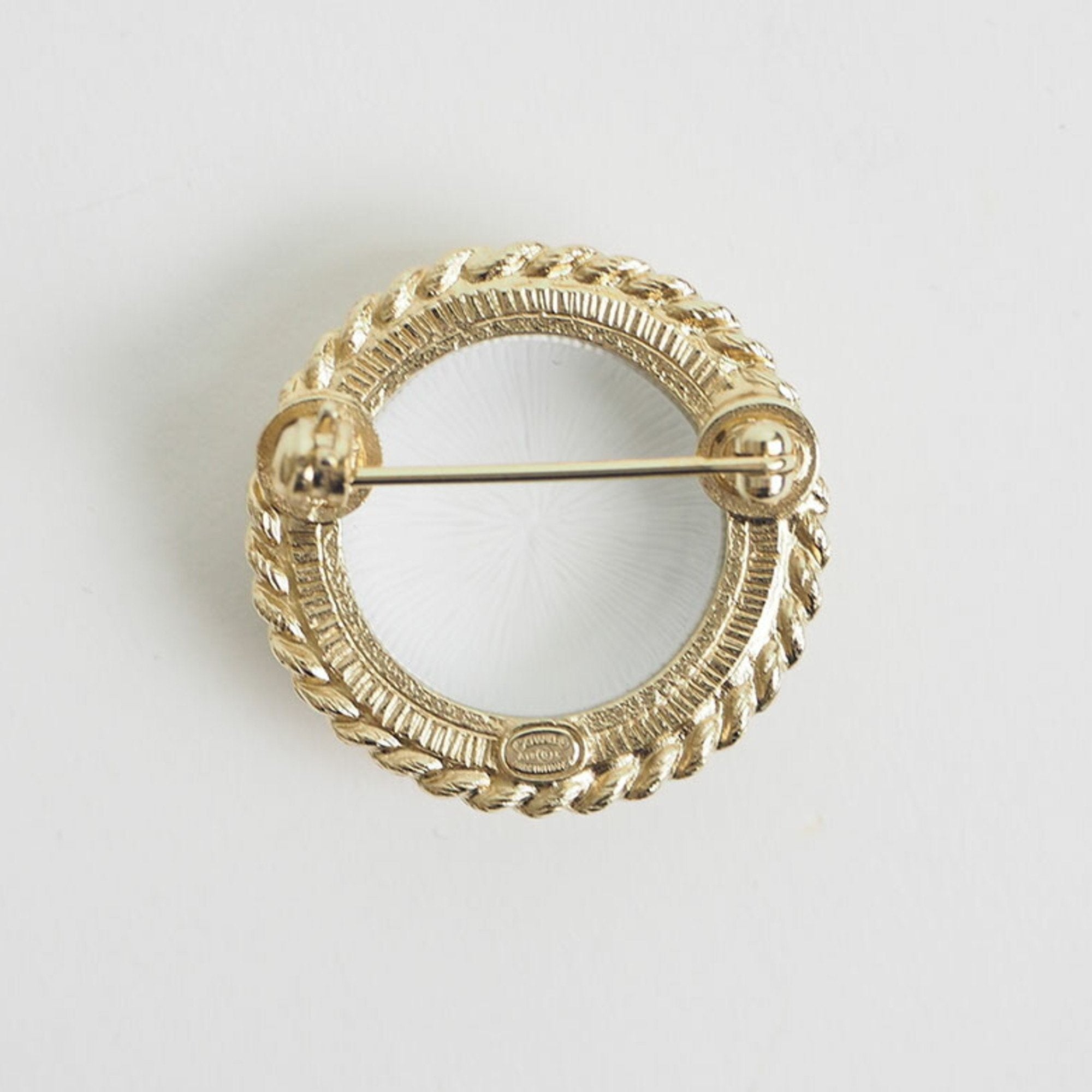 Brooch Metal White and Gold Matelasse