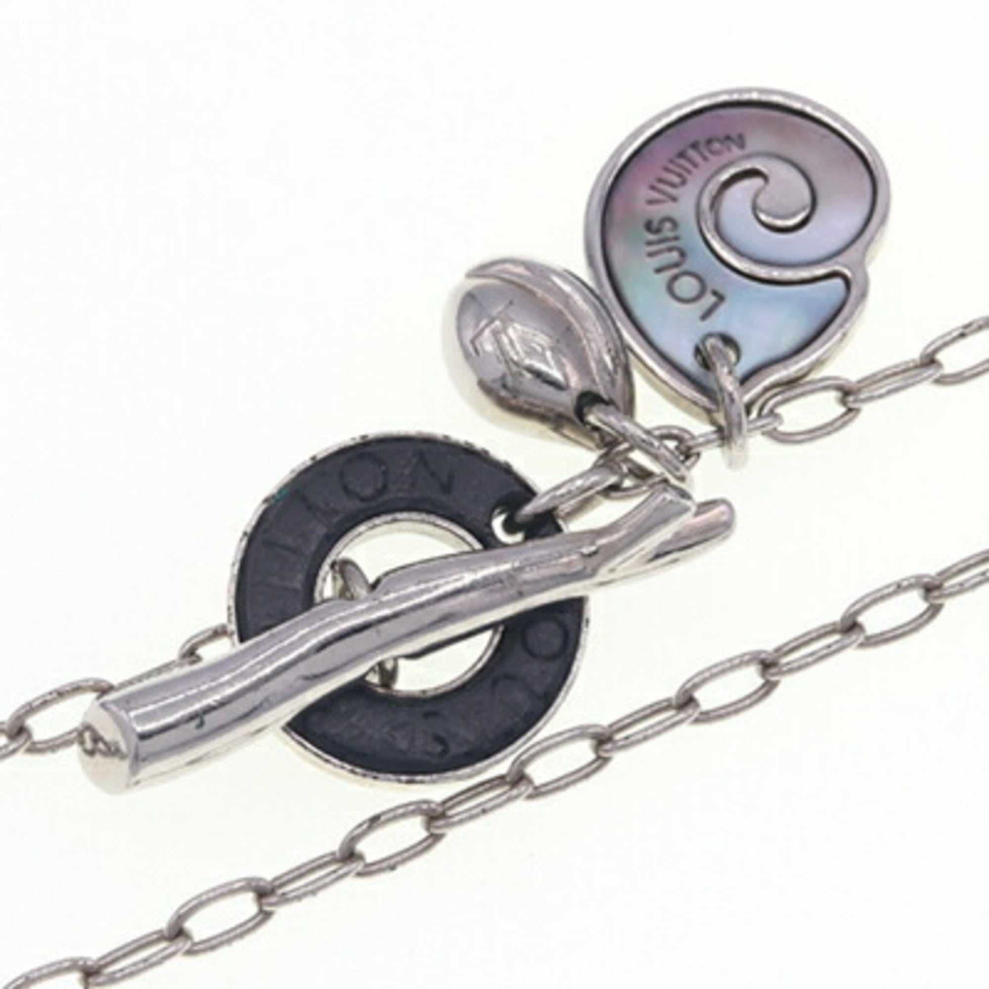 Pendant Necklace Metal and Shell Black and Silver