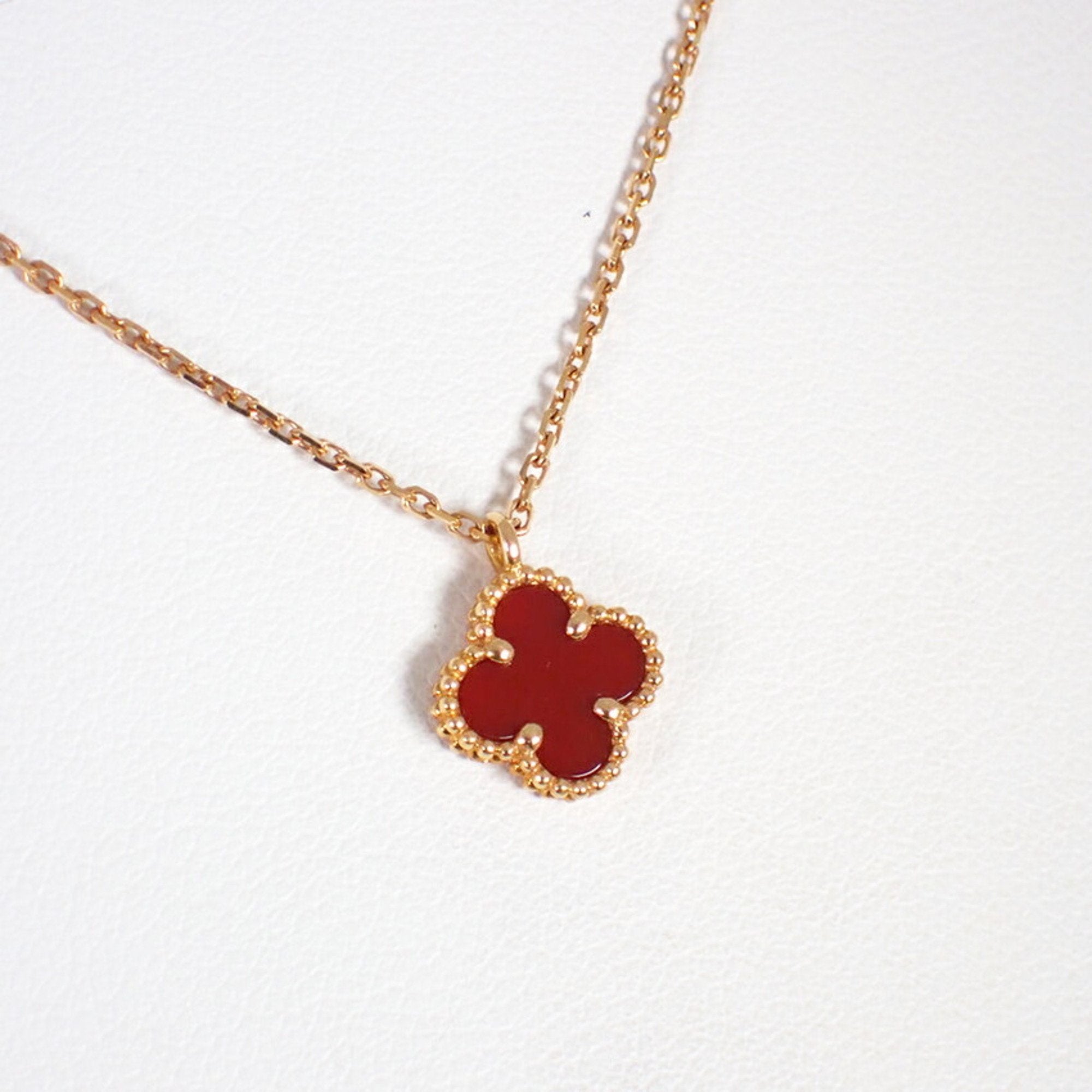 Sweet Alhambra Pendant Necklace 18K Yellow Gold and Carnelian