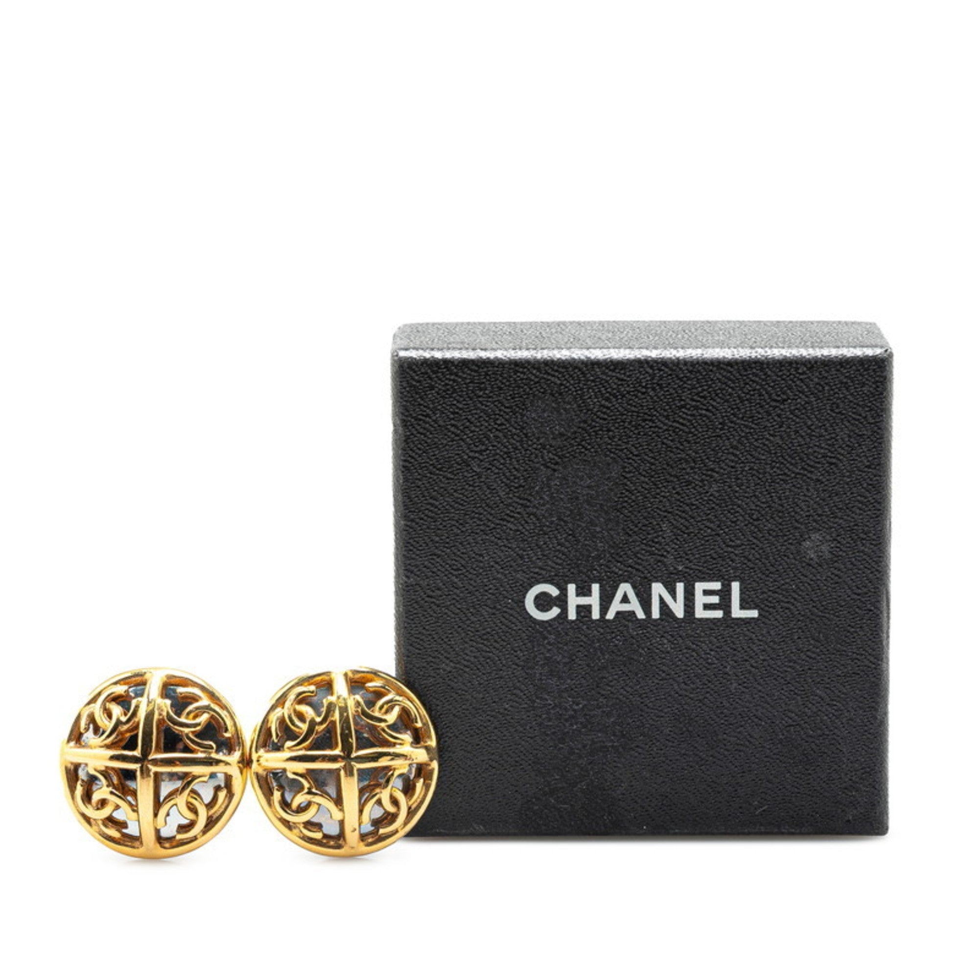 CC Logo Round Clip-On Earrings Metal Gold-Tone Metal